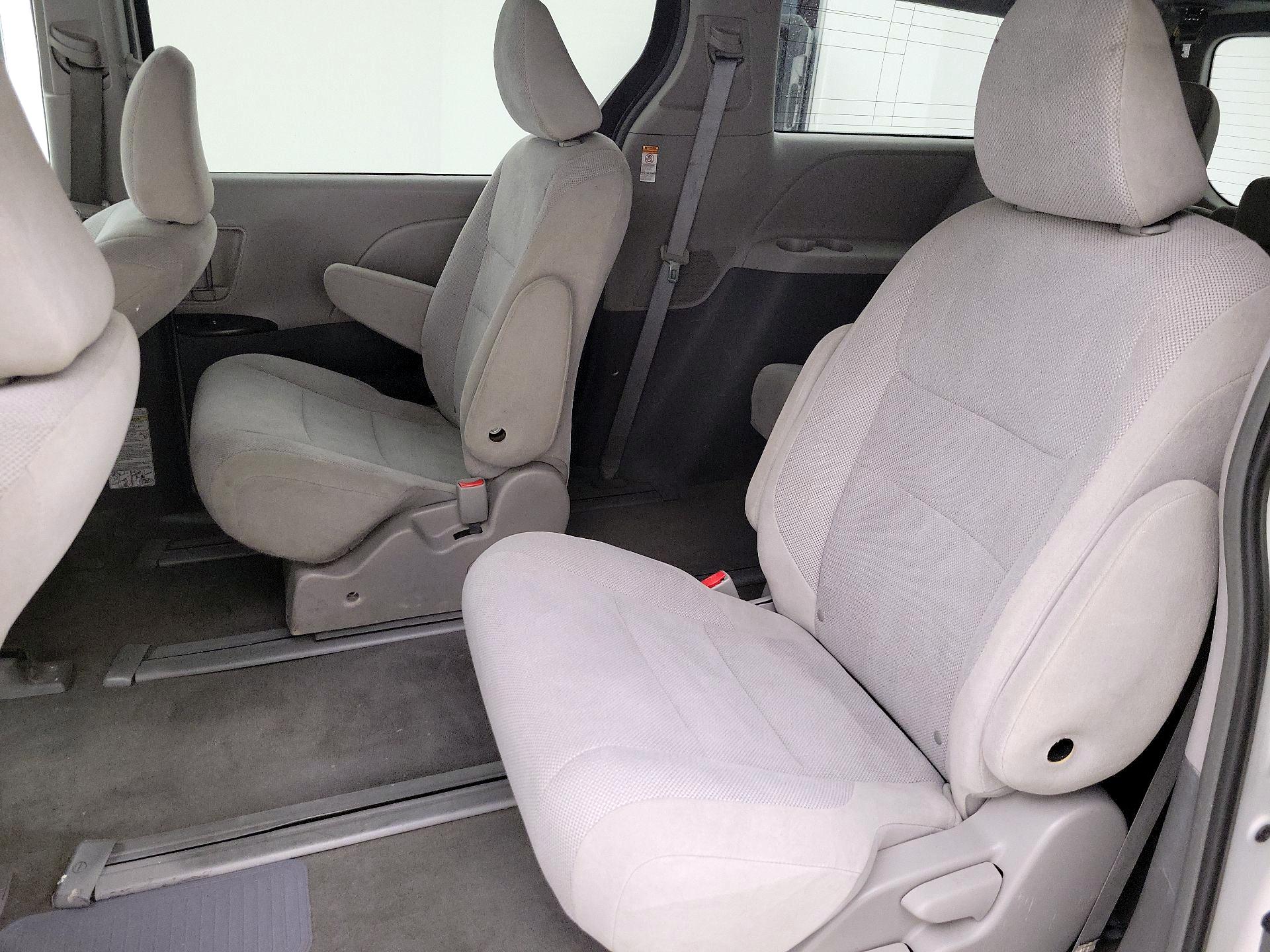 Thumbnail: 2019 Toyota Sienna - 19