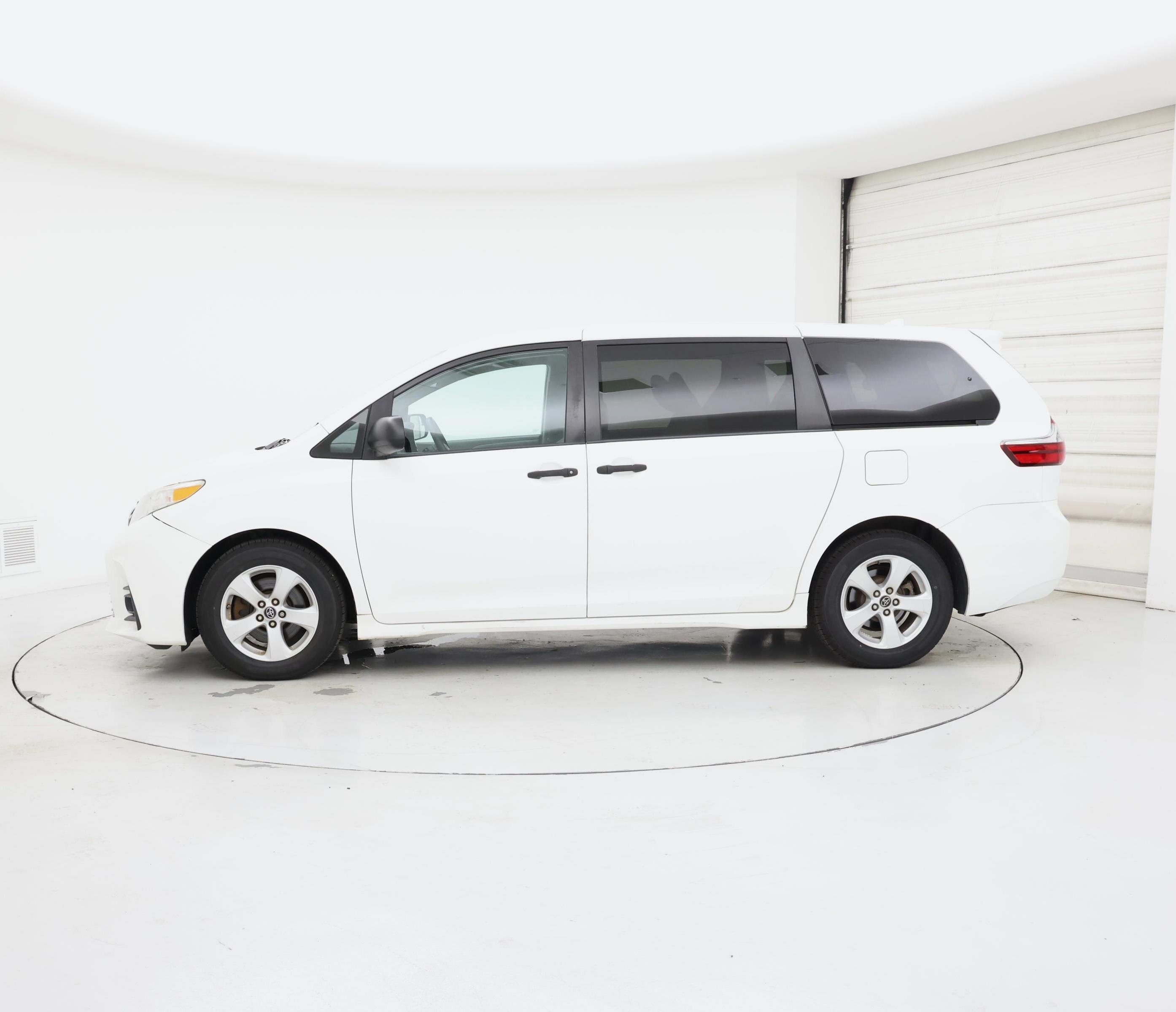 Thumbnail: 2019 Toyota Sienna - 3