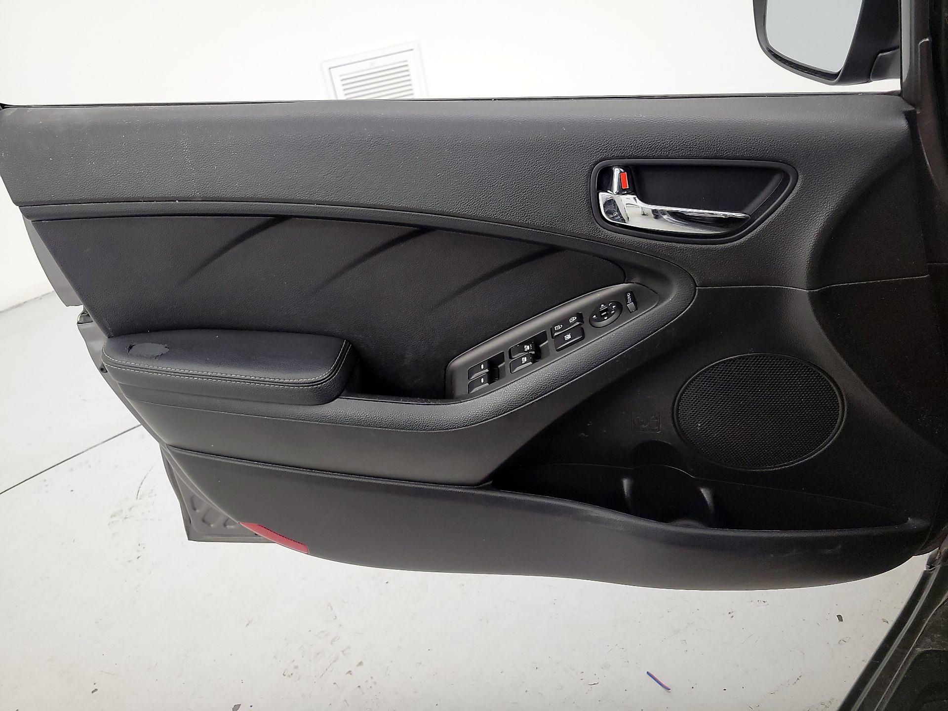 Thumbnail: 2016 Kia Forte - 12