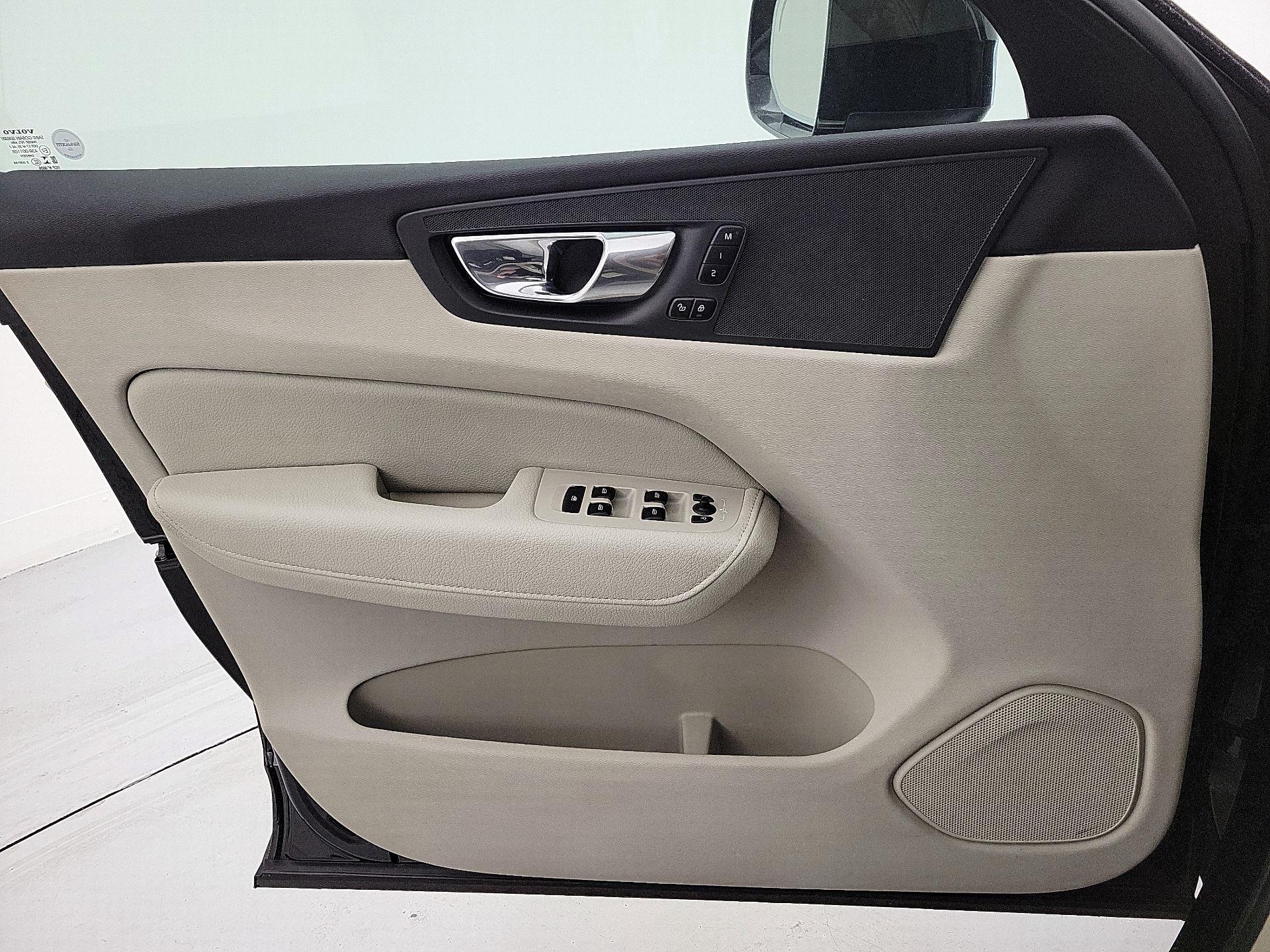 Thumbnail: 2022 Volvo XC60 - 12