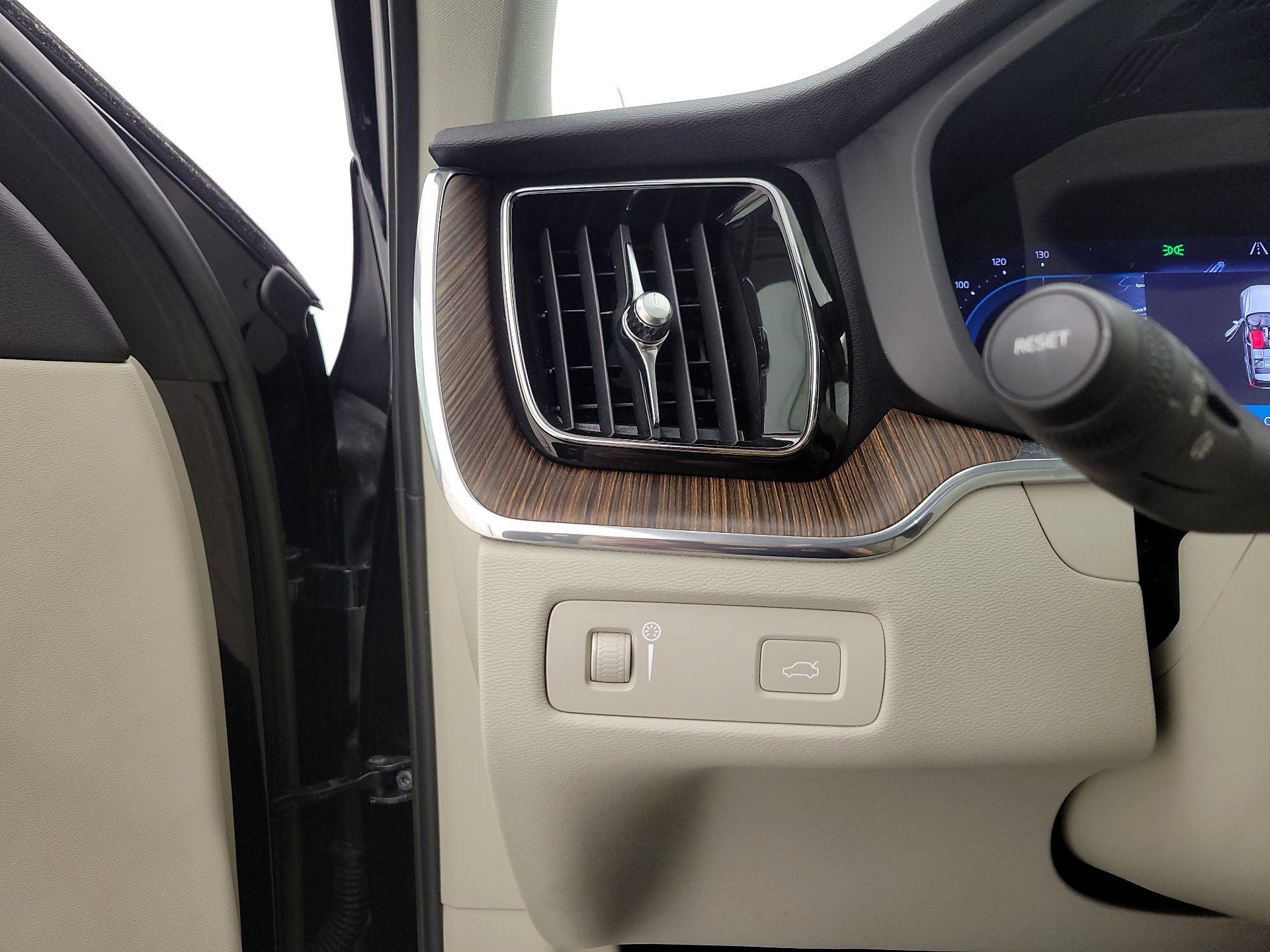 Thumbnail: 2022 Volvo XC60 - 13