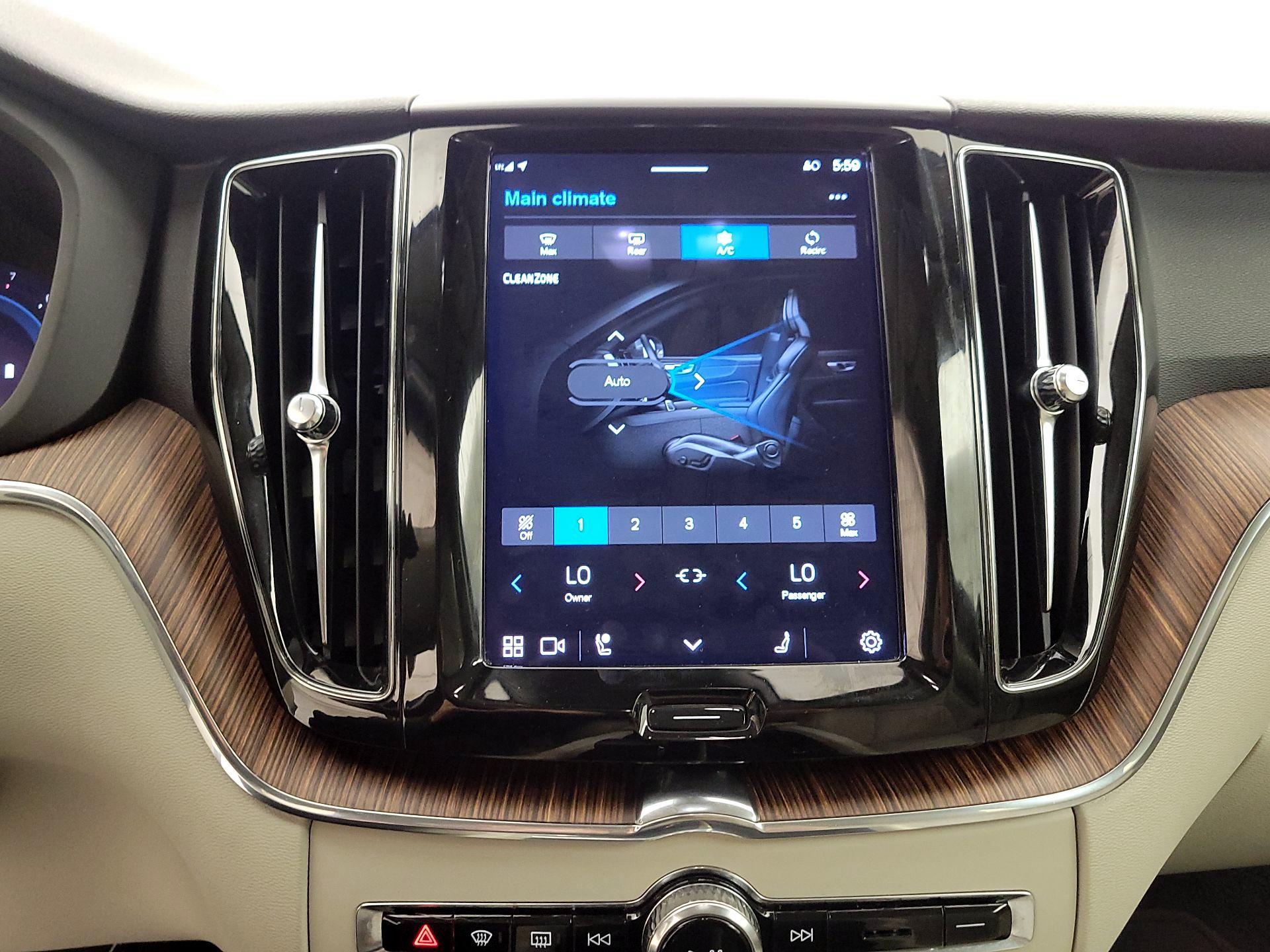 Thumbnail: 2022 Volvo XC60 - 16