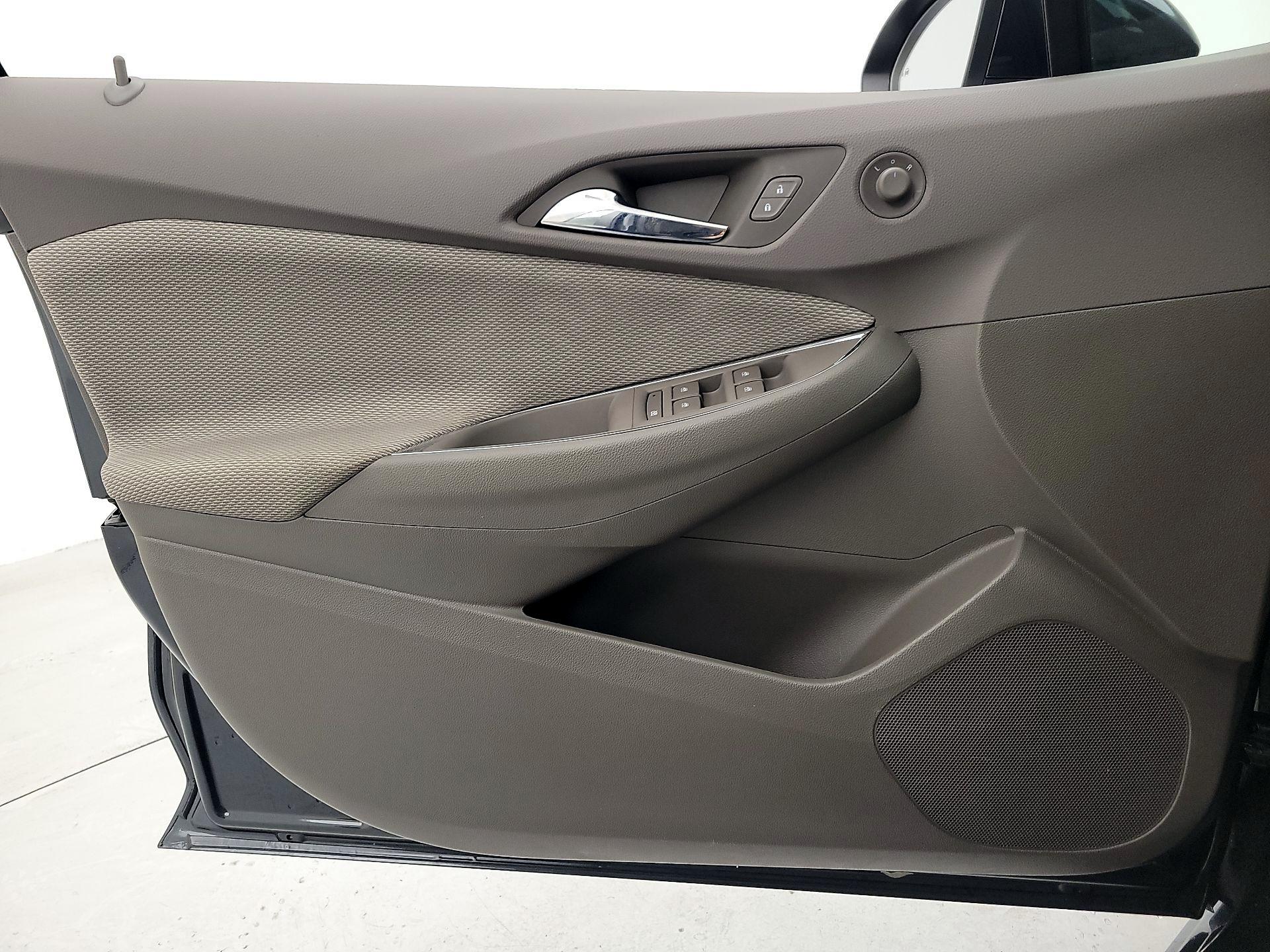 Thumbnail: 2017 Chevrolet Cruze - 12