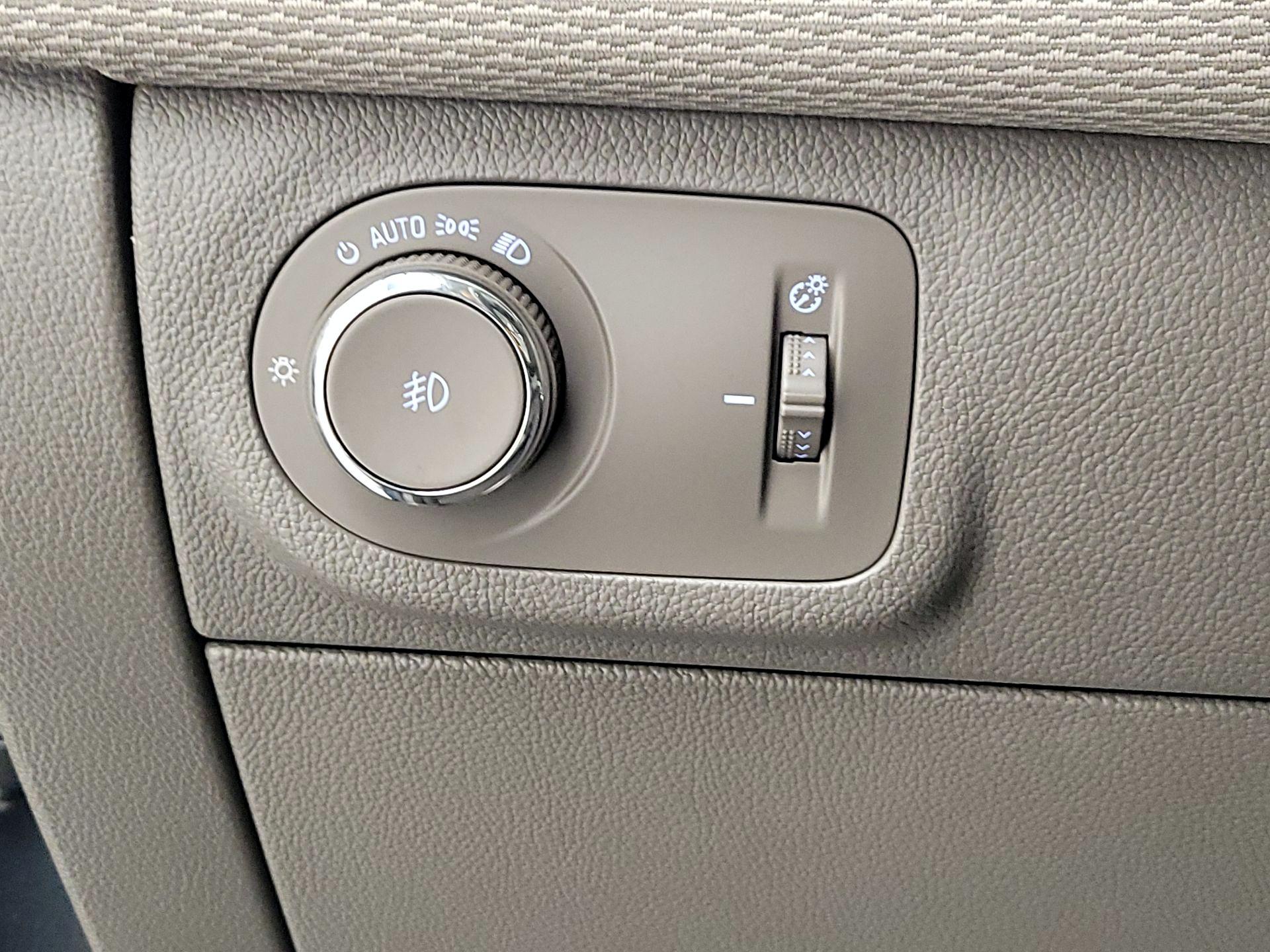 Thumbnail: 2017 Chevrolet Cruze - 13