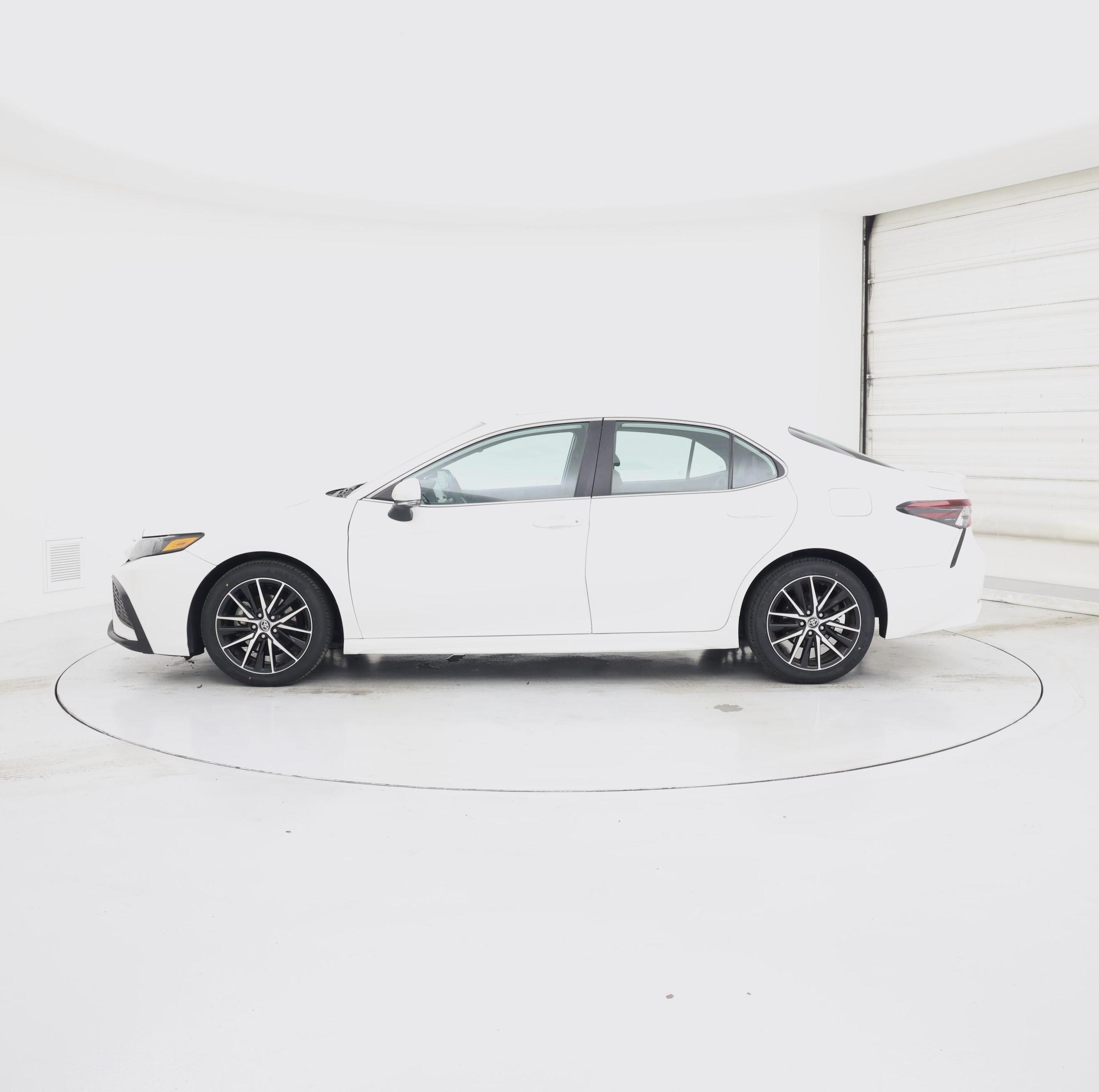 Thumbnail: 2021 Toyota Camry - 3