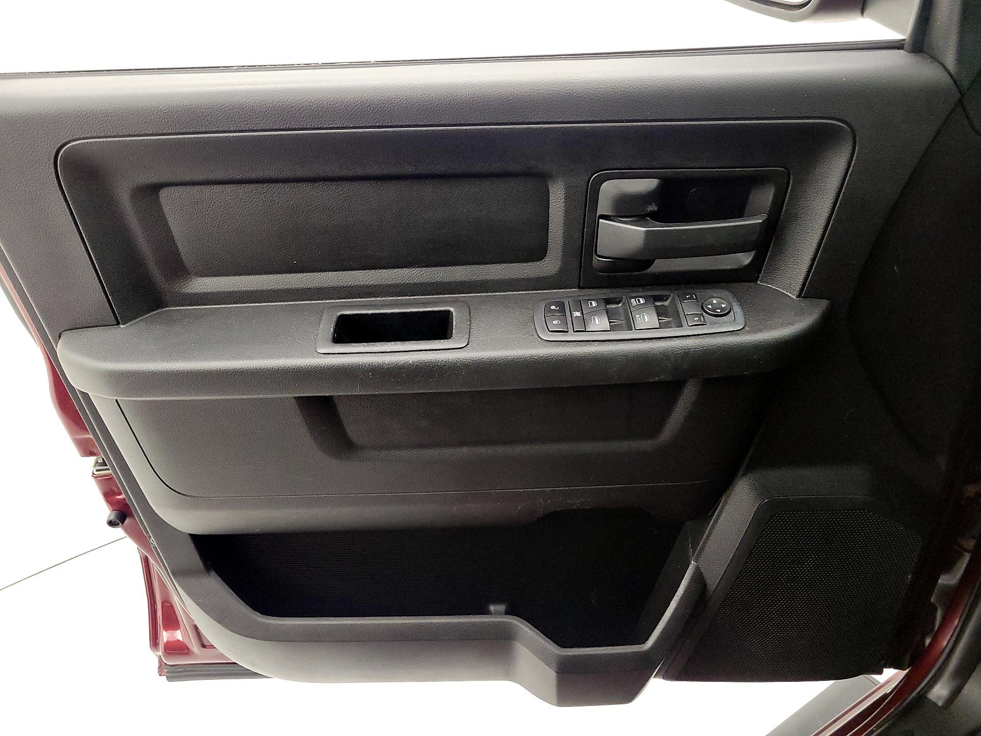 Thumbnail: 2020 RAM 1500 Classic - 12