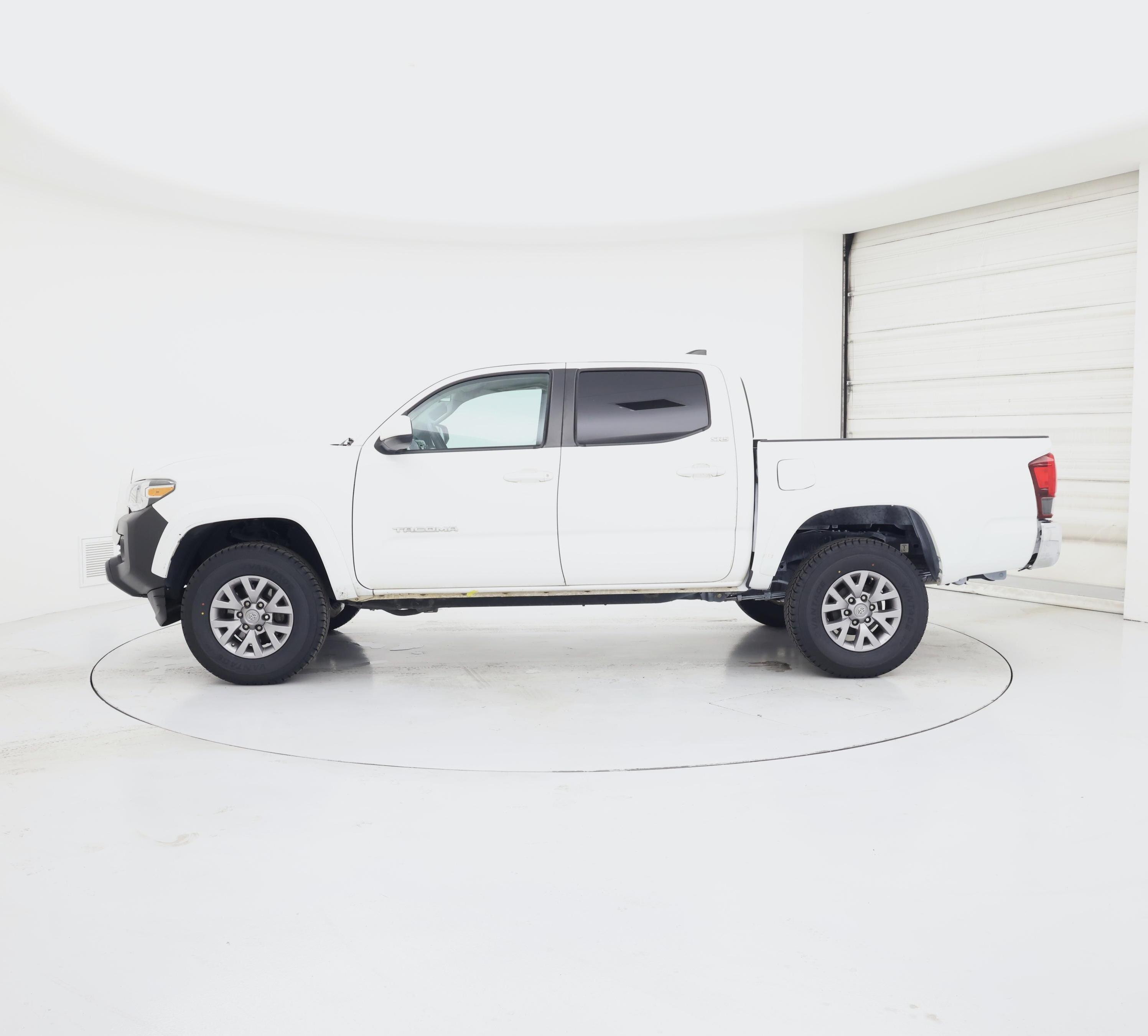 Thumbnail: 2019 Toyota Tacoma - 3