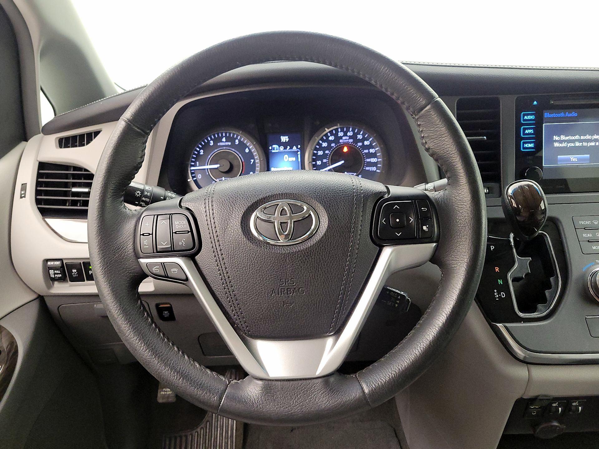 Thumbnail: 2017 Toyota Sienna - 10