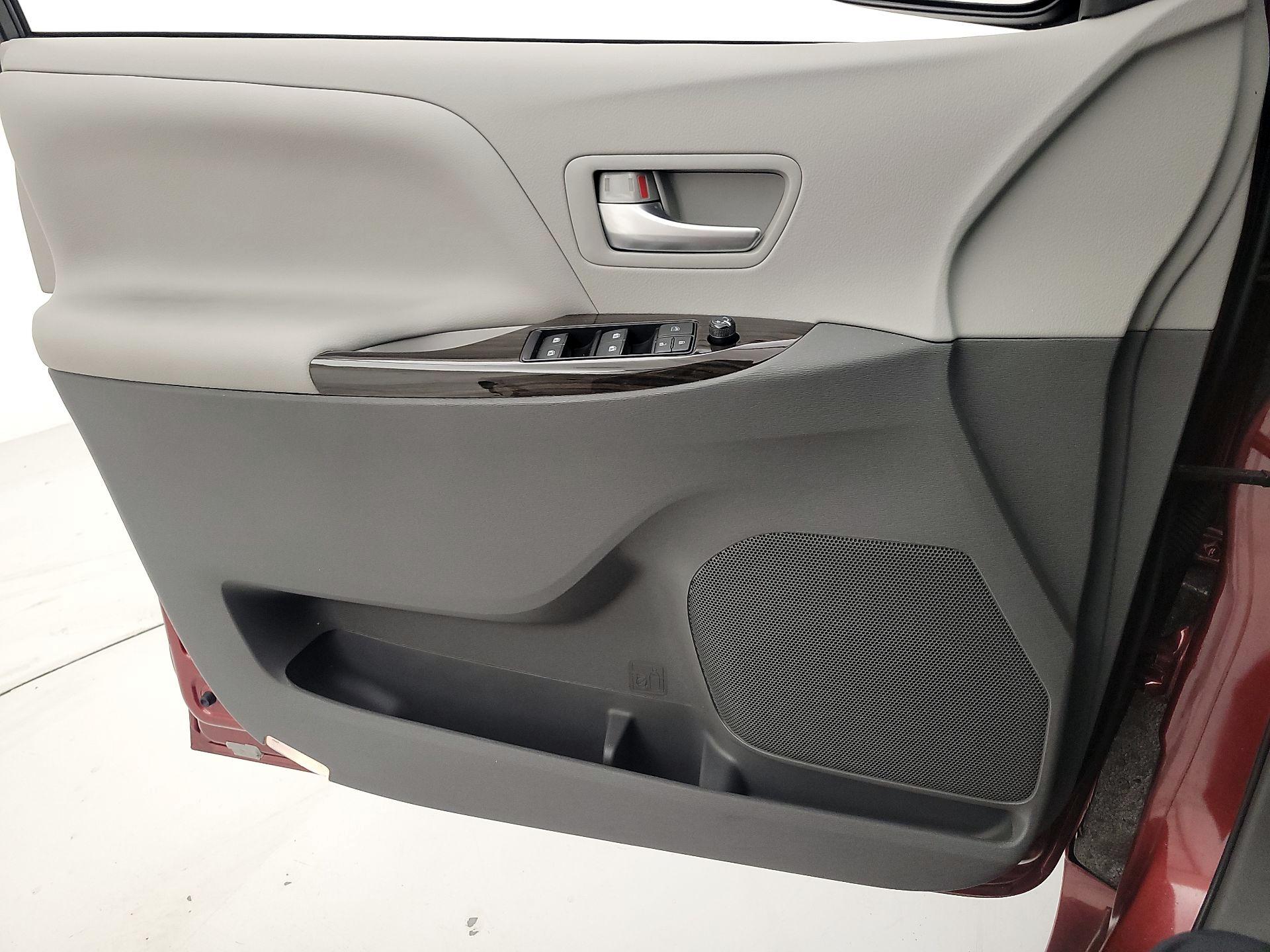 Thumbnail: 2017 Toyota Sienna - 12