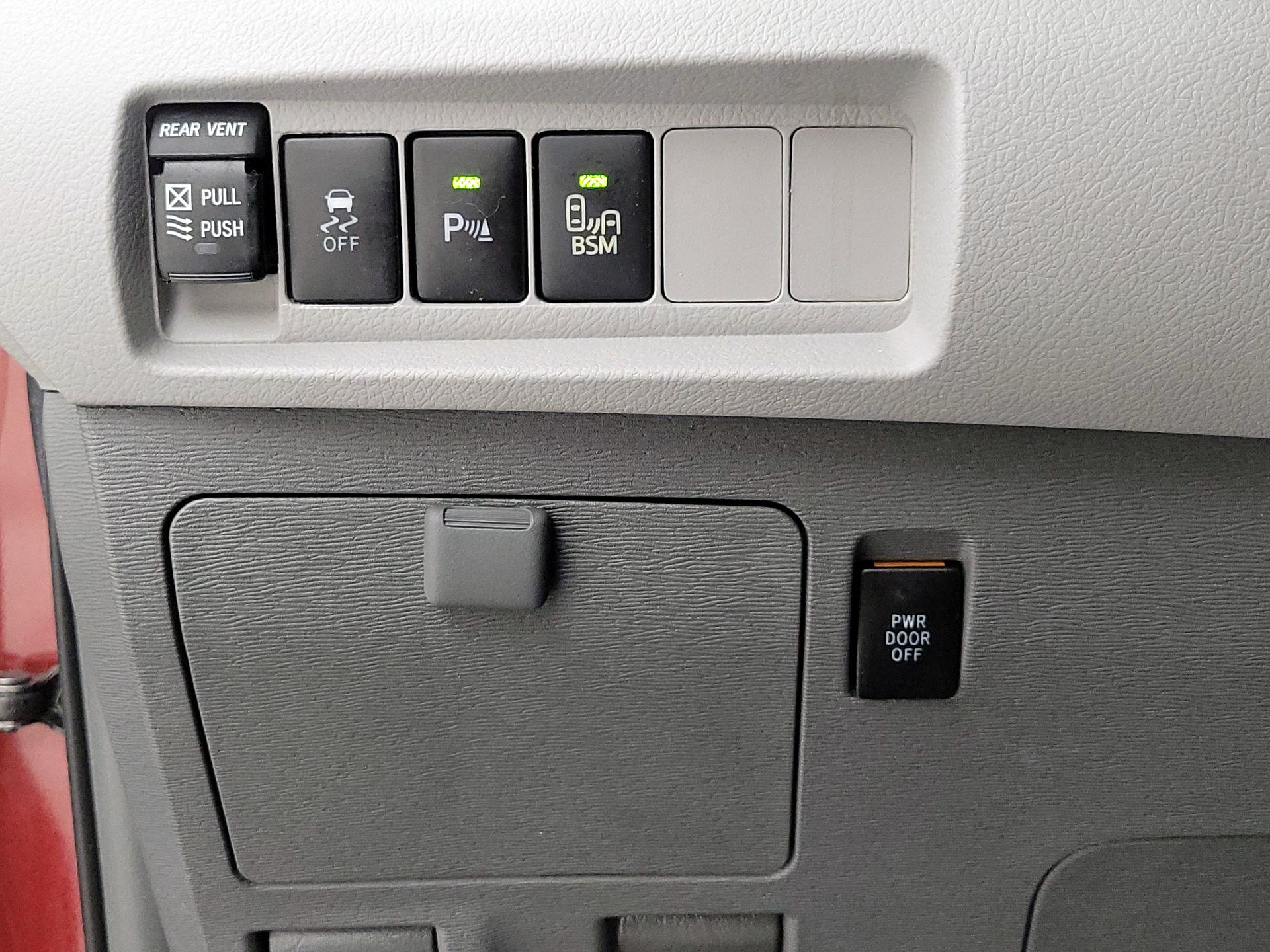 Thumbnail: 2017 Toyota Sienna - 13