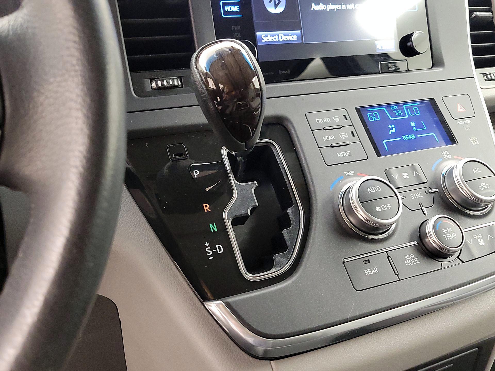 Thumbnail: 2017 Toyota Sienna - 17