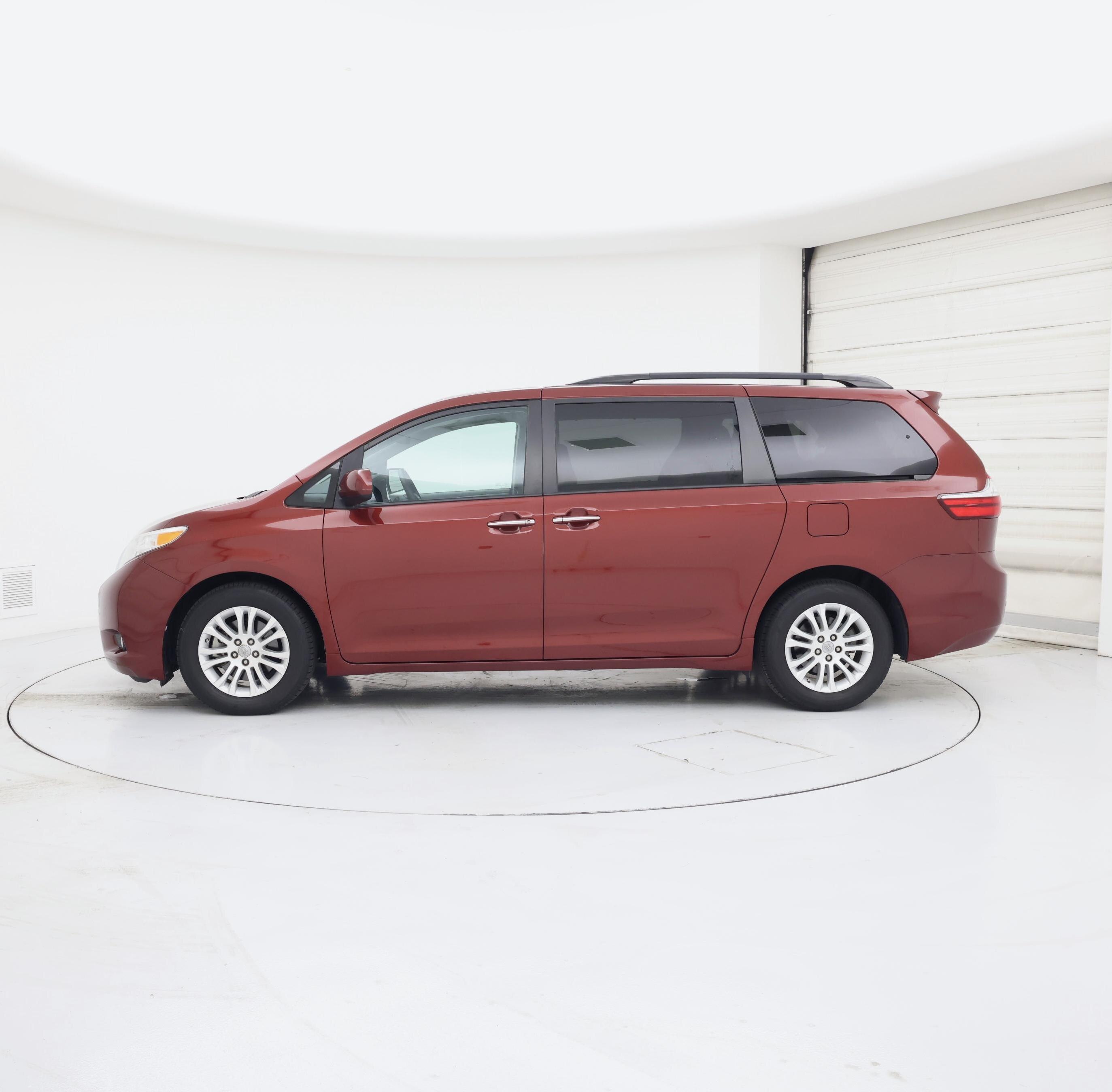 Thumbnail: 2017 Toyota Sienna - 3