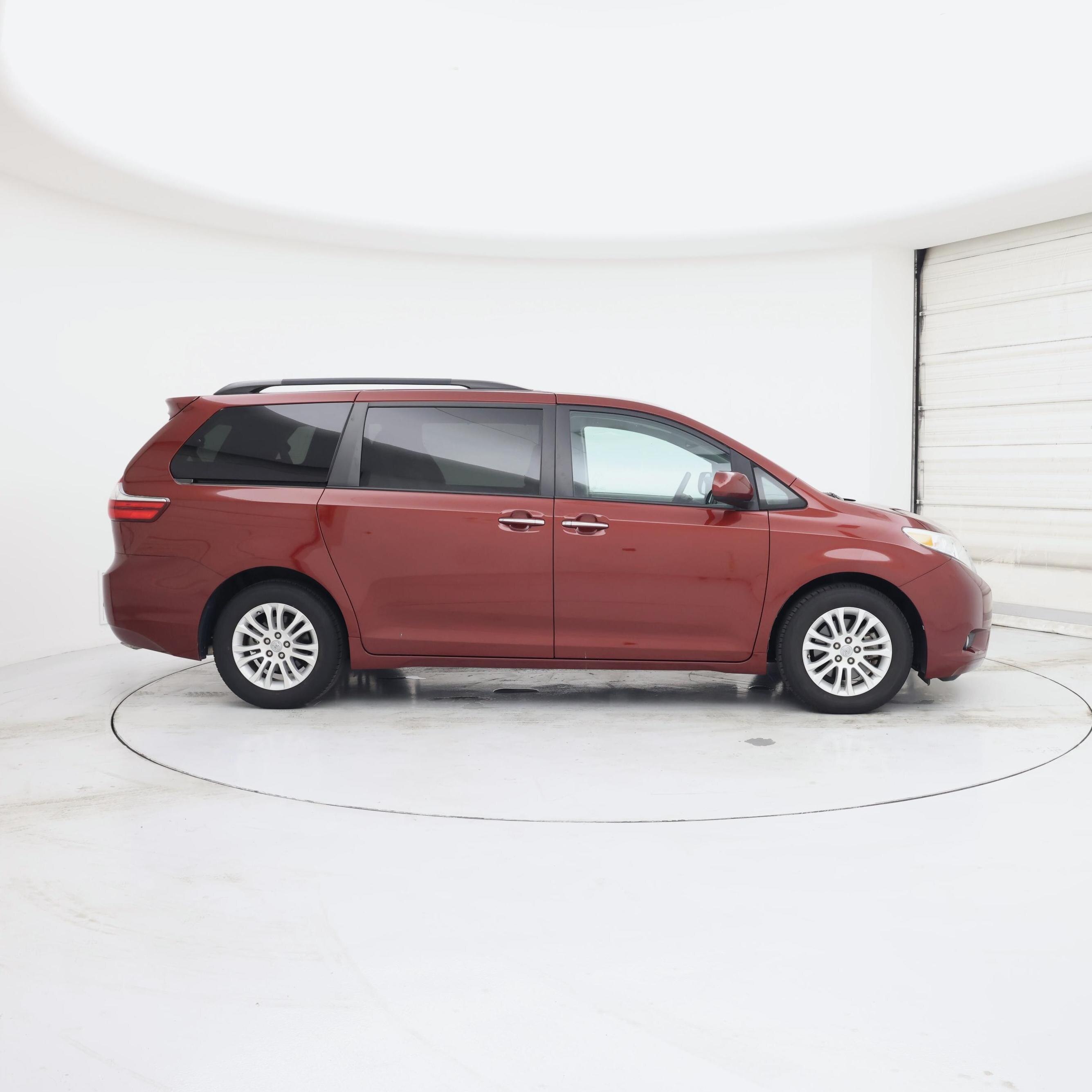 Thumbnail: 2017 Toyota Sienna - 7