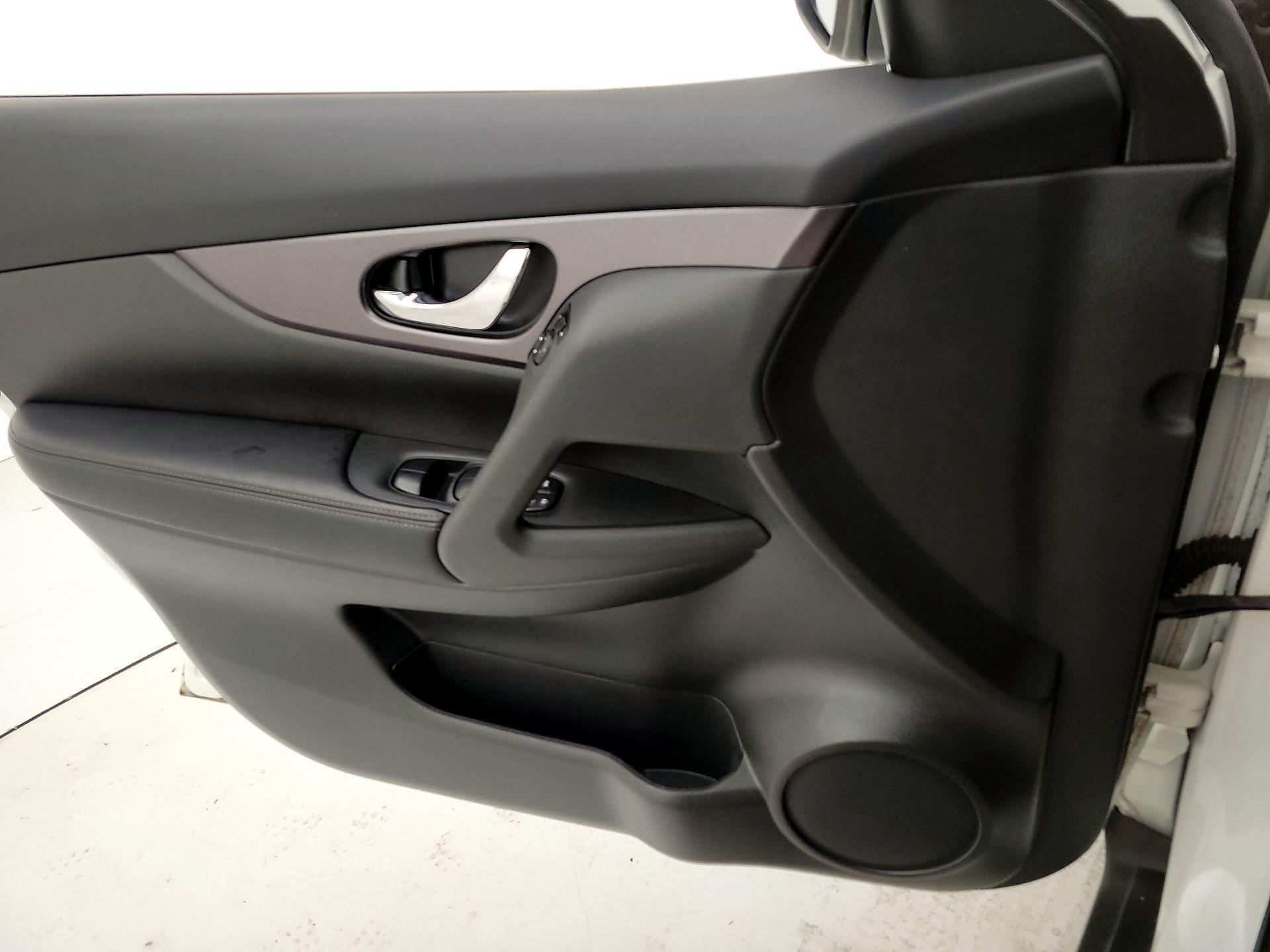 Thumbnail: 2016 Nissan Rogue - 12