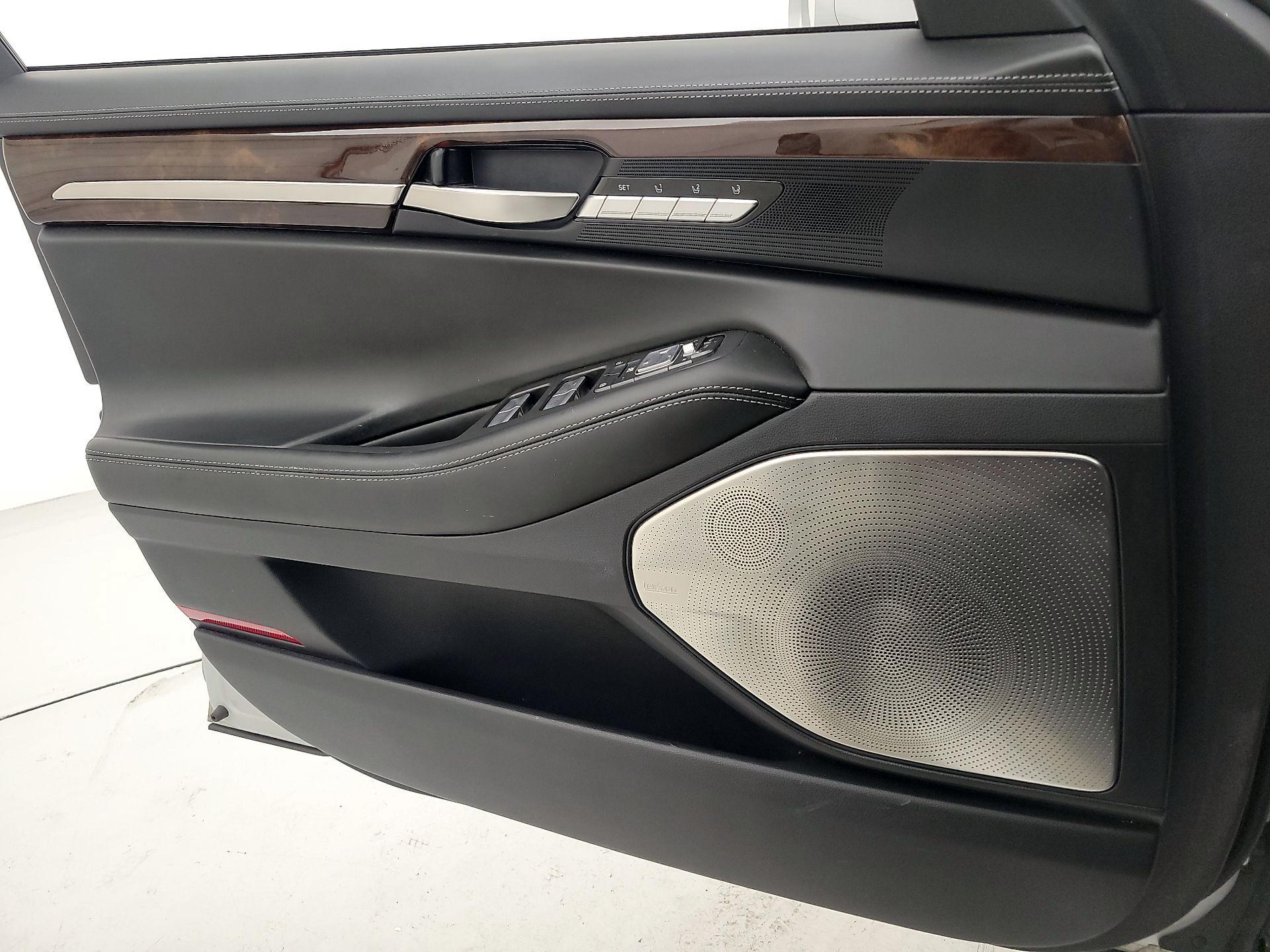 Thumbnail: 2018 Genesis G90 - 12