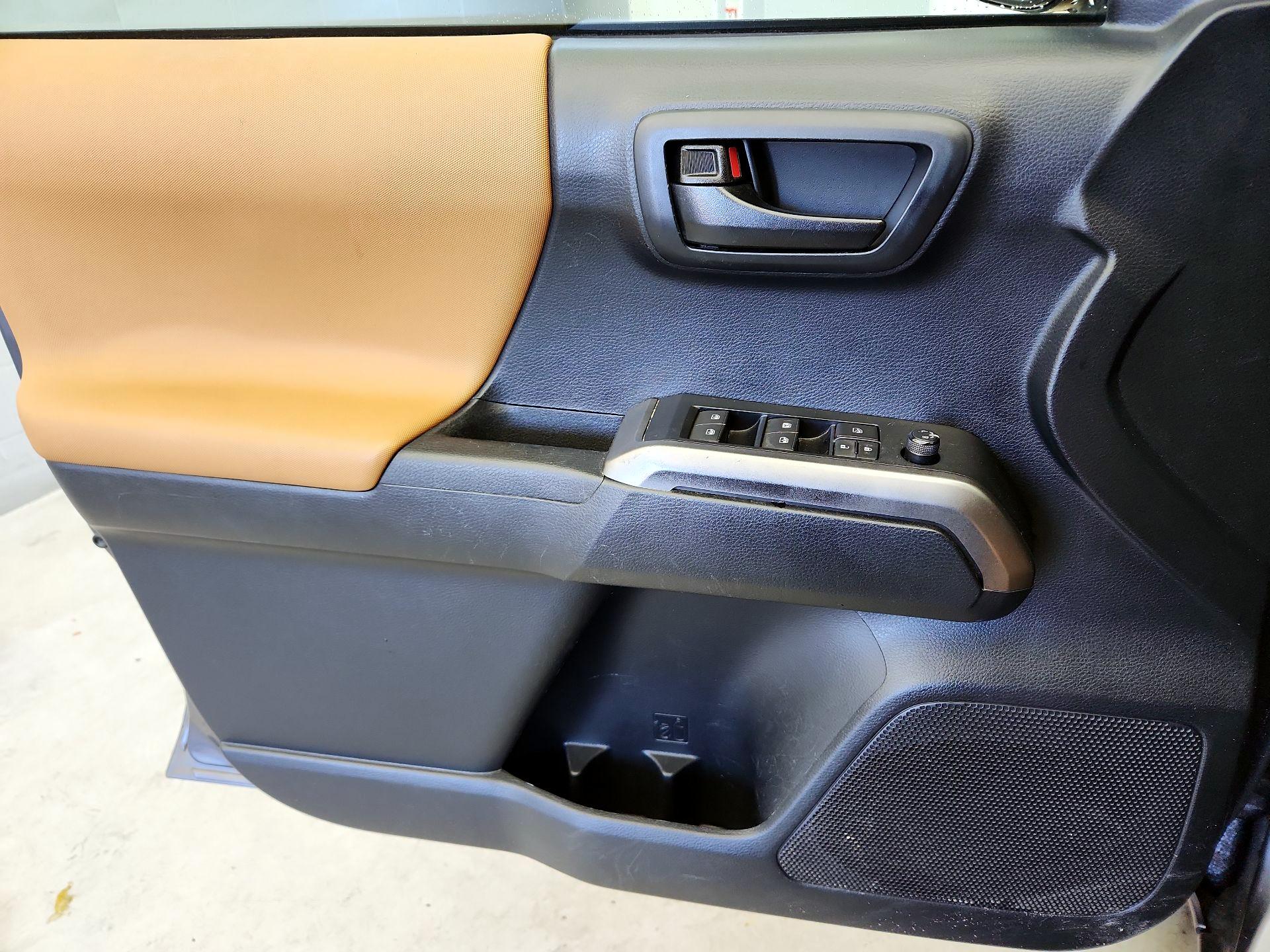Thumbnail: 2019 Toyota Tacoma - 12
