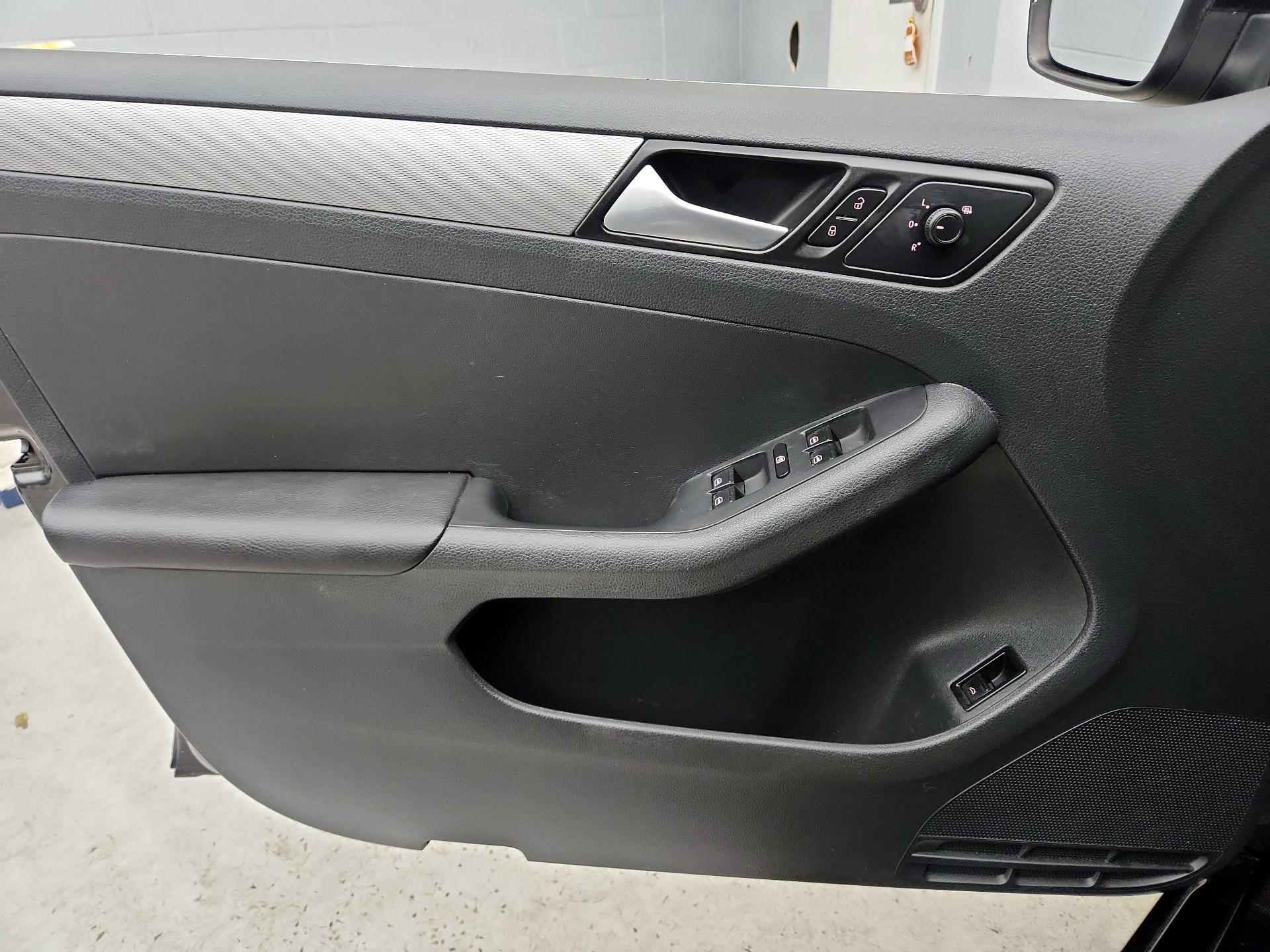 Thumbnail: 2017 Volkswagen Jetta - 12