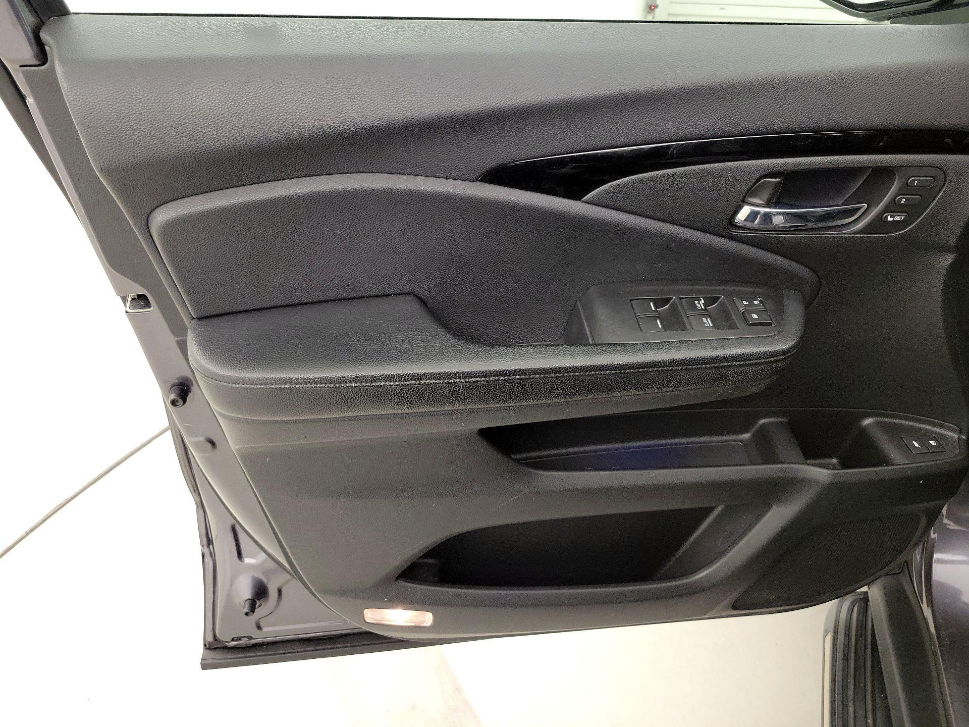 Thumbnail: 2017 Honda Pilot - 12