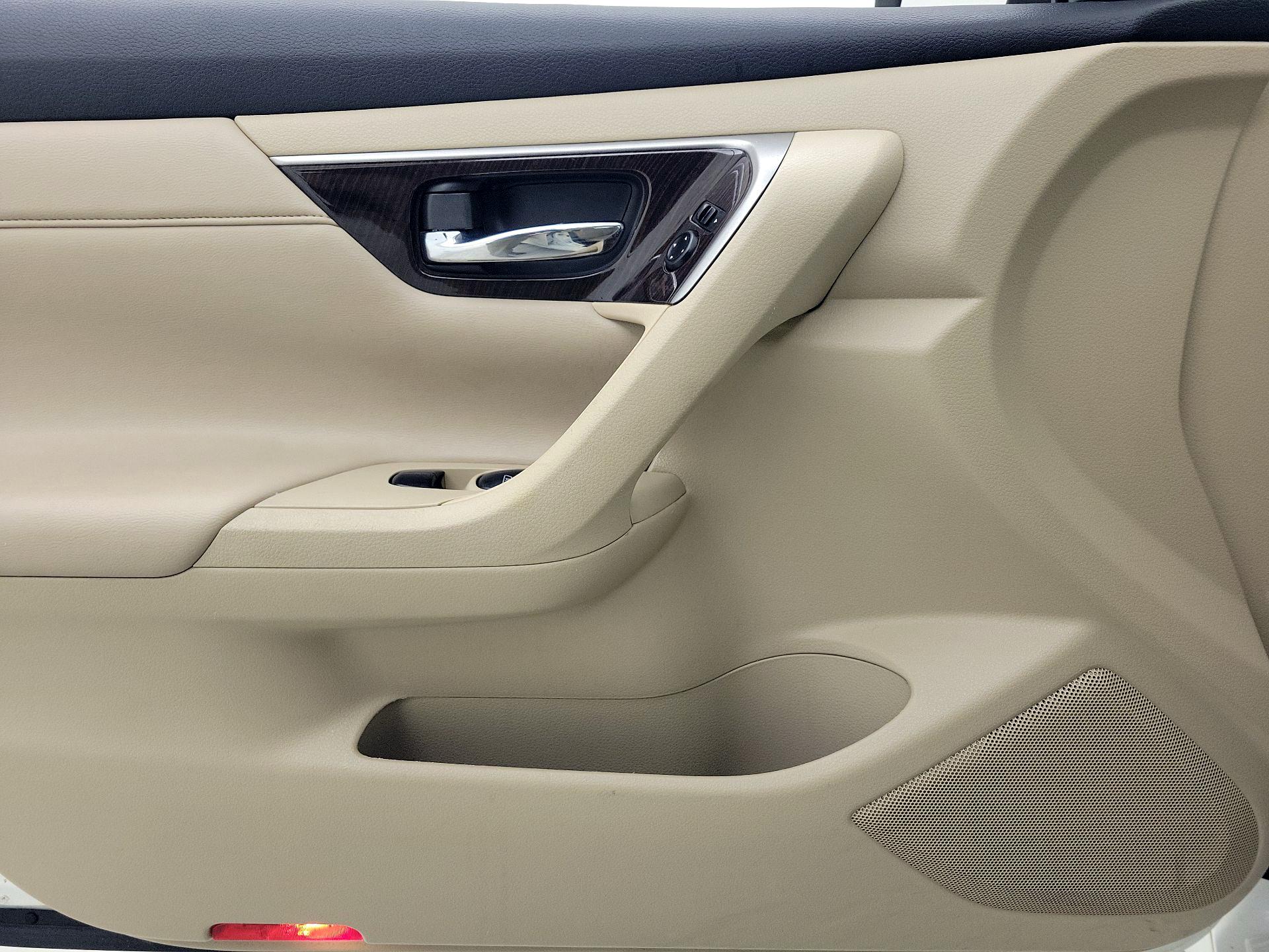 Thumbnail: 2015 Nissan Altima - 12