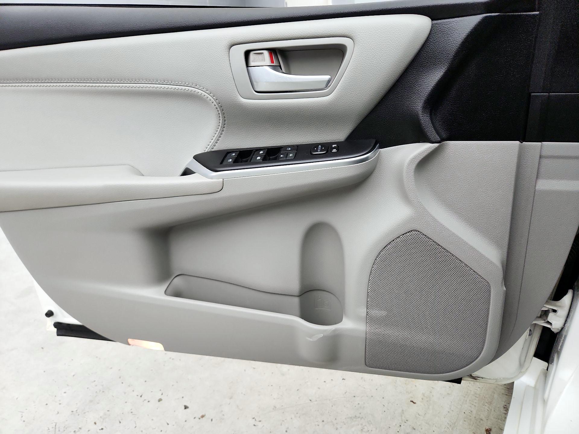 Thumbnail: 2015 Toyota Camry - 12