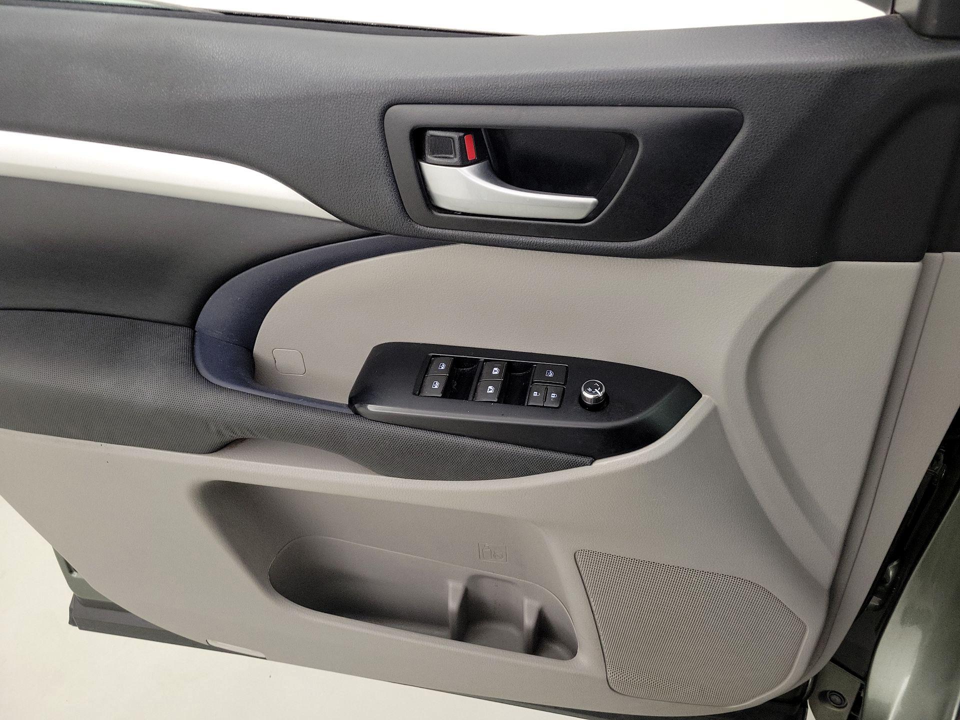 Thumbnail: 2017 Toyota Highlander - 12