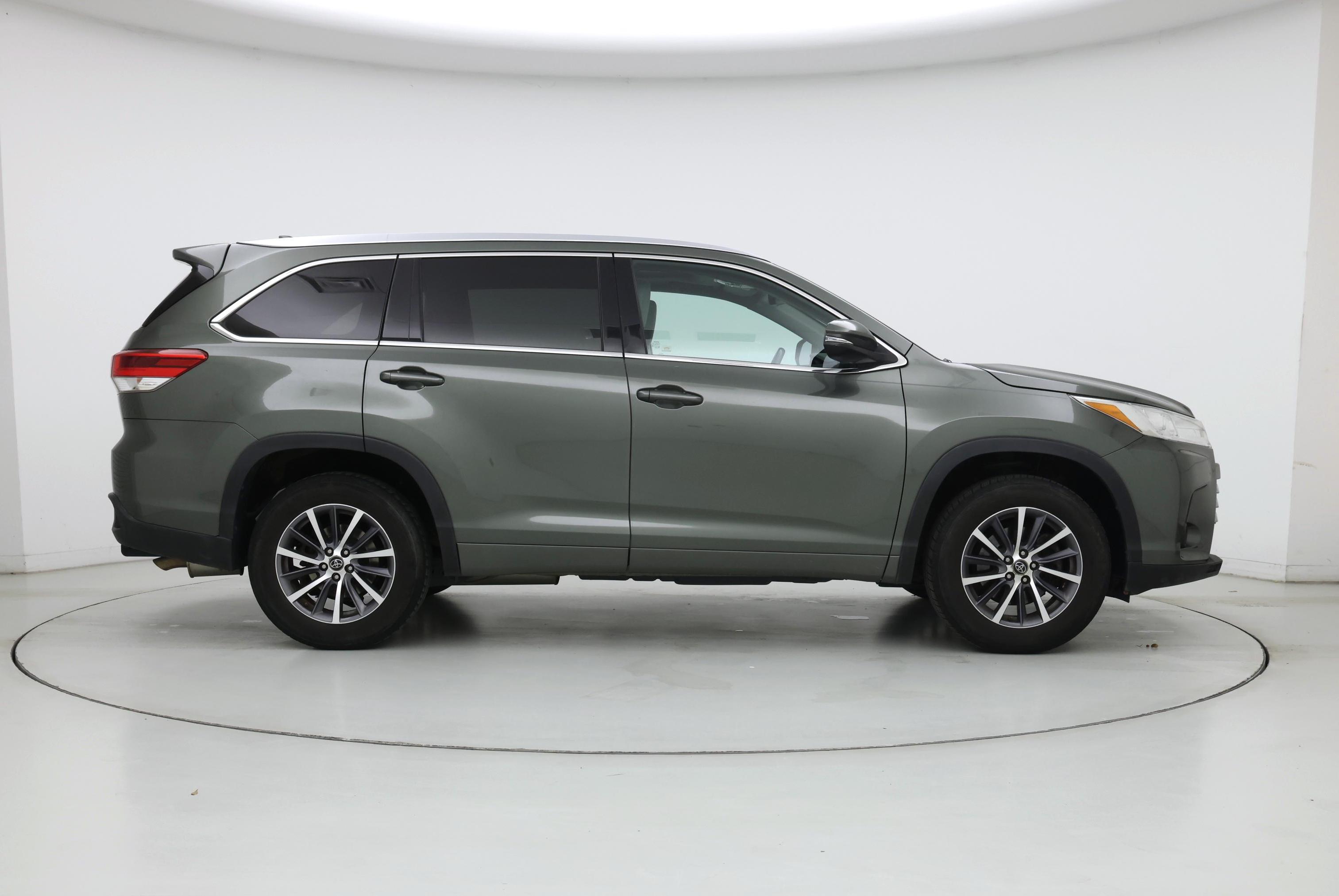 Thumbnail: 2017 Toyota Highlander - 7