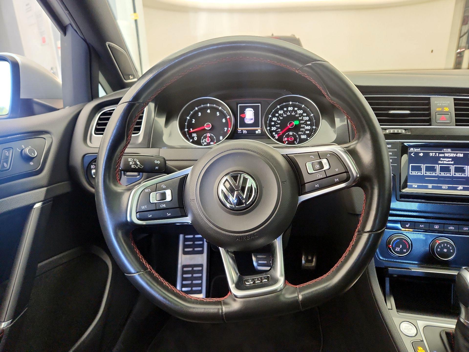 Thumbnail: 2015 Volkswagen Golf - 10