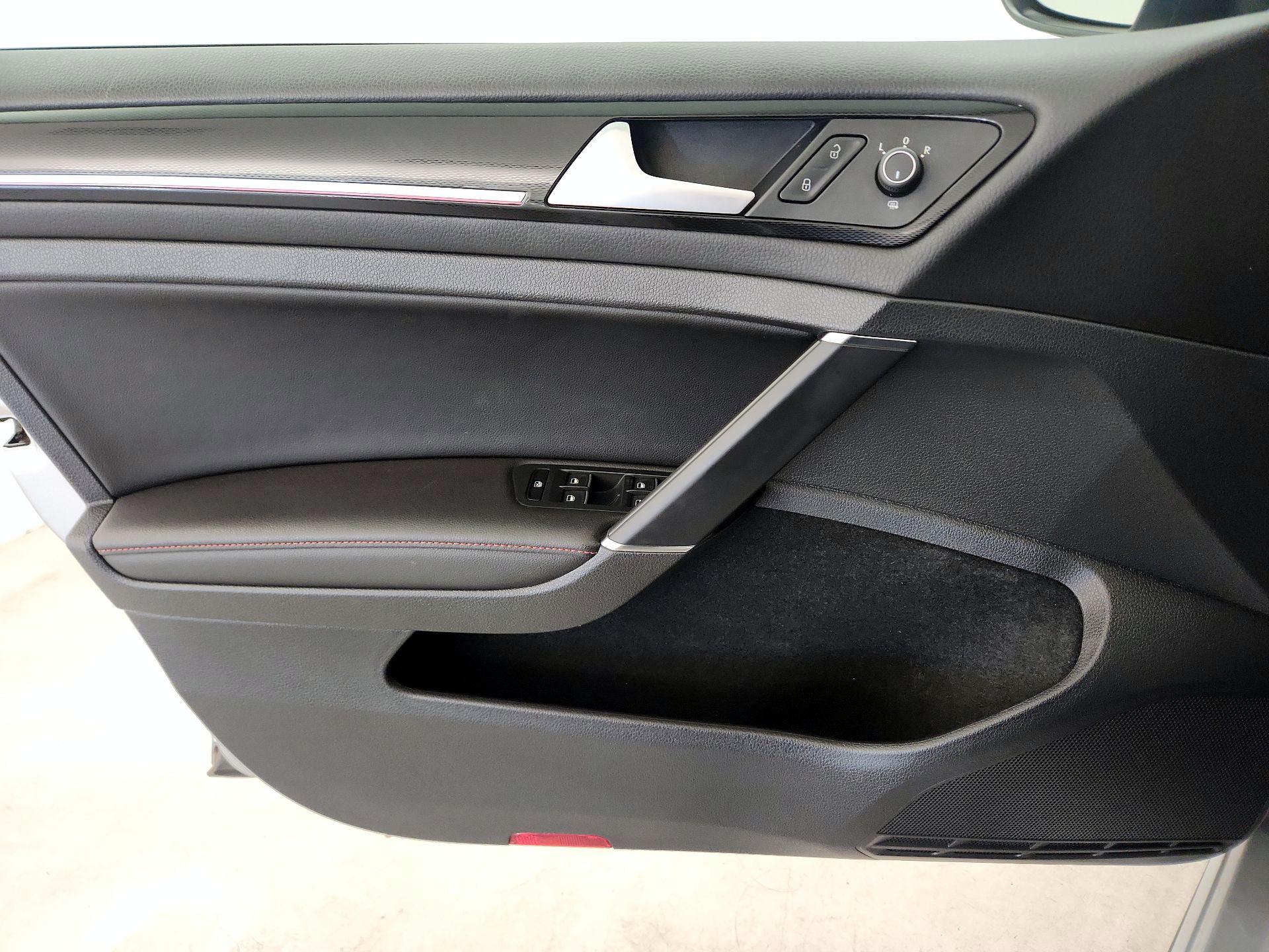 Thumbnail: 2015 Volkswagen Golf - 12