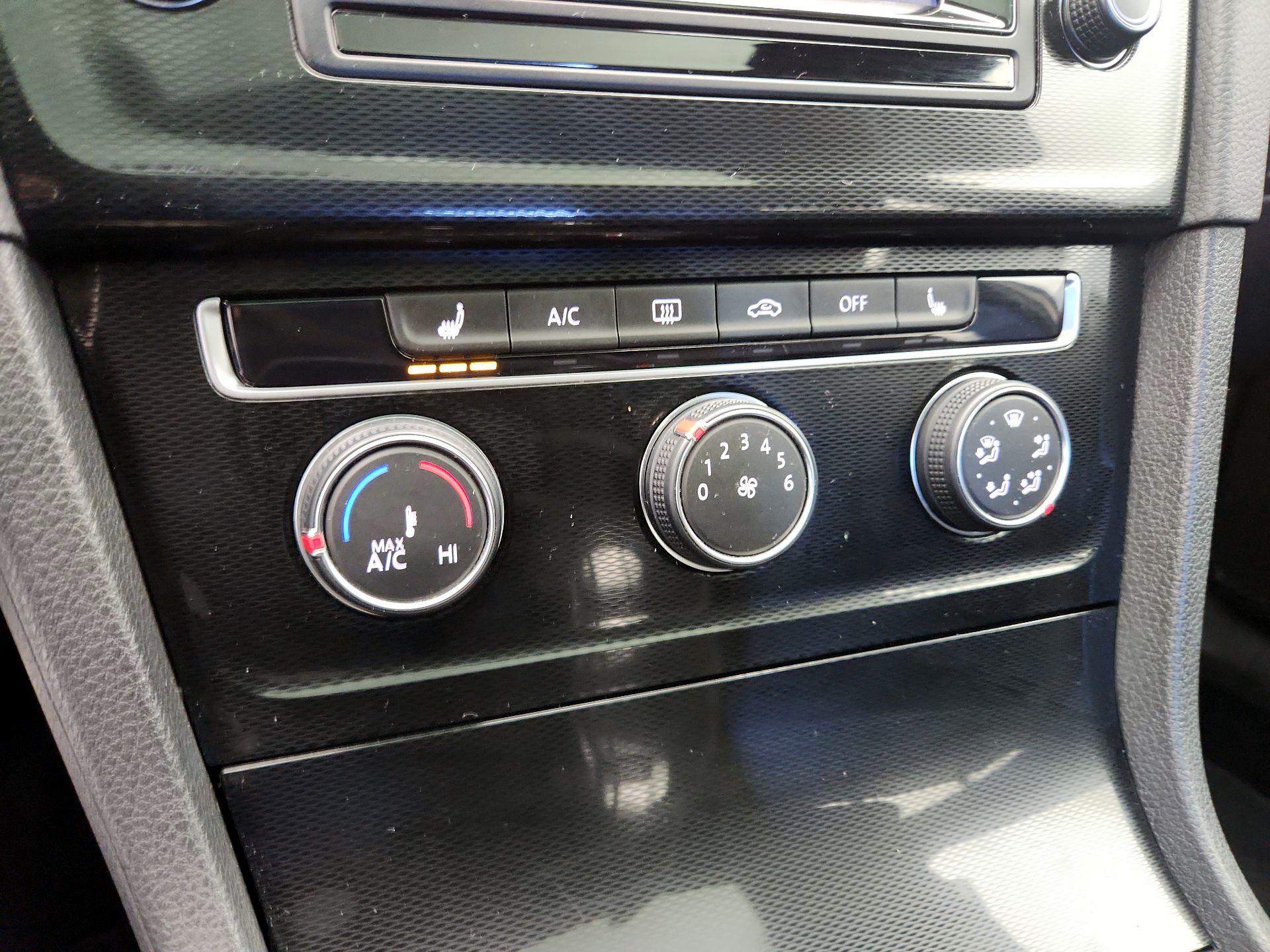 Thumbnail: 2015 Volkswagen Golf - 16