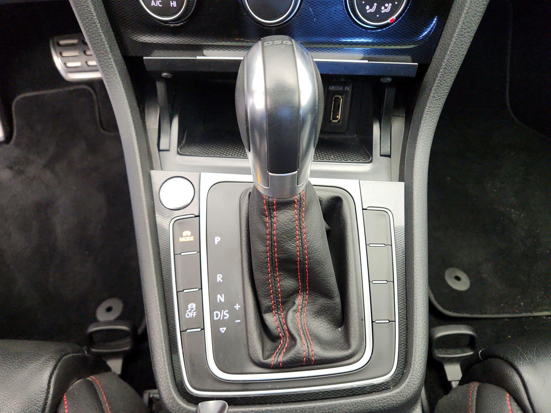 Thumbnail: 2015 Volkswagen Golf - 17