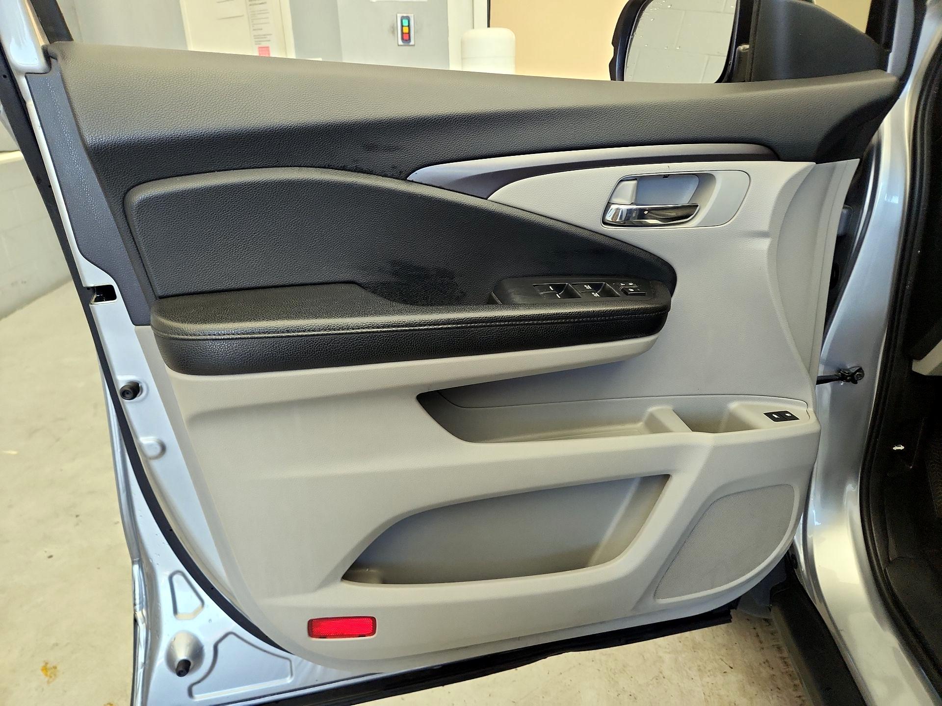 Thumbnail: 2017 Honda Pilot - 12