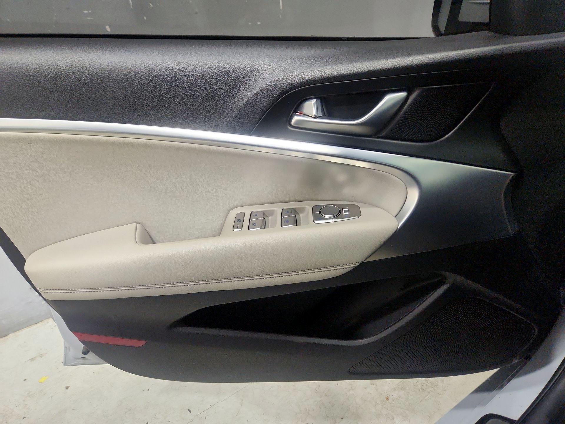 Thumbnail: 2022 Genesis G70 - 12