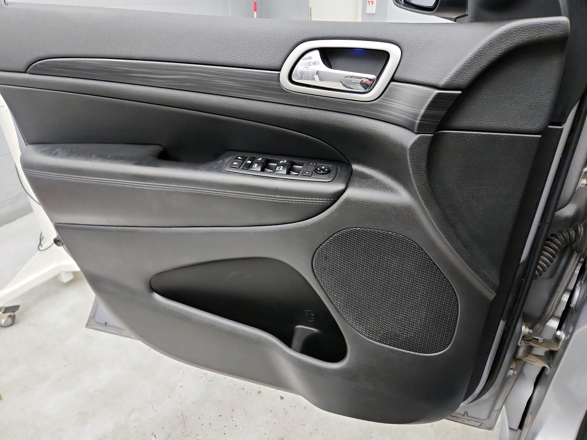 Thumbnail: 2020 Jeep Grand Cherokee - 12