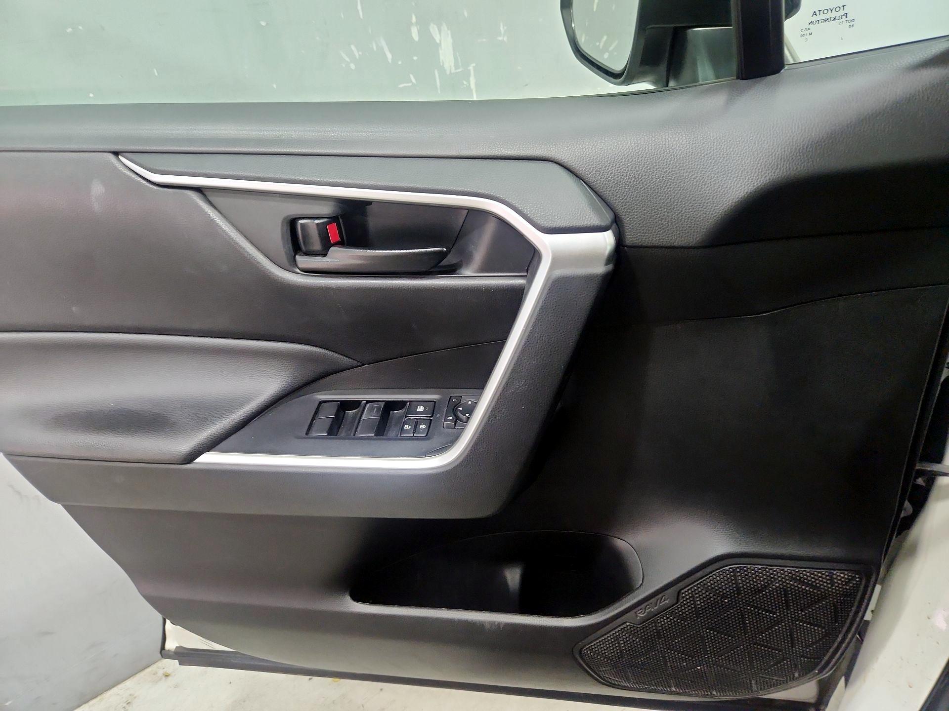 Thumbnail: 2022 Toyota RAV4 - 12