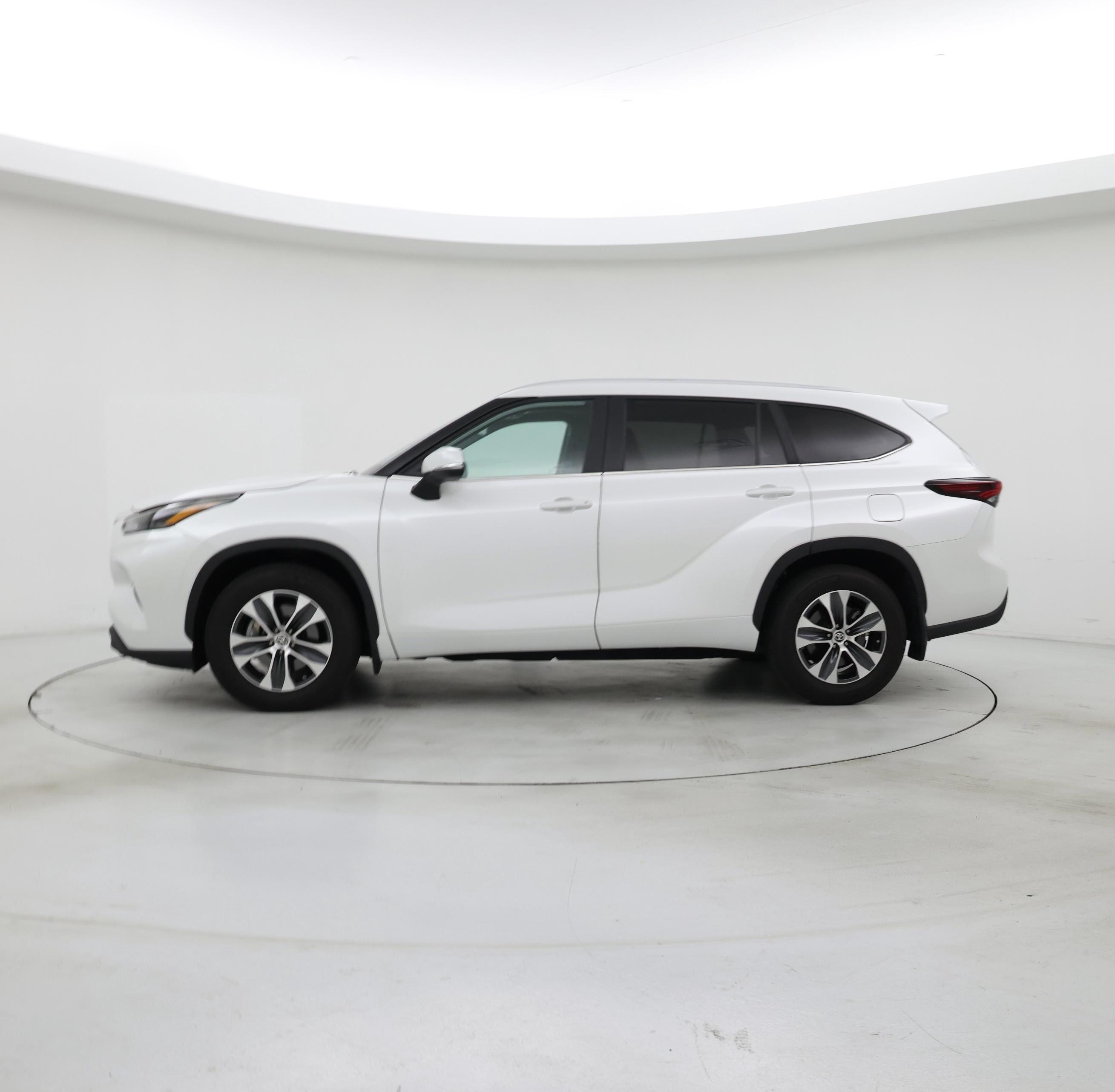 Thumbnail: 2024 Toyota Highlander - 3