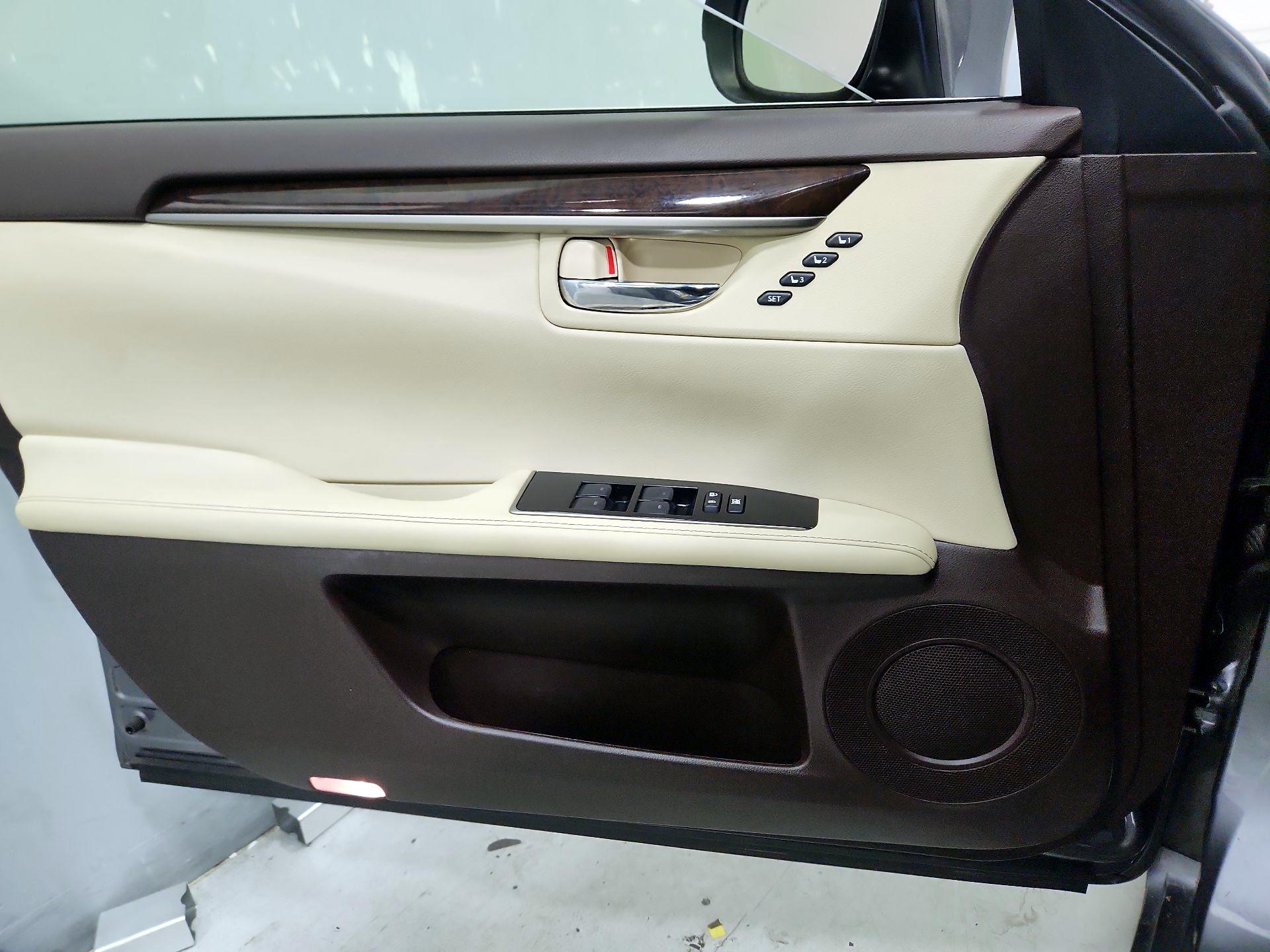 Thumbnail: 2016 Lexus ES - 12