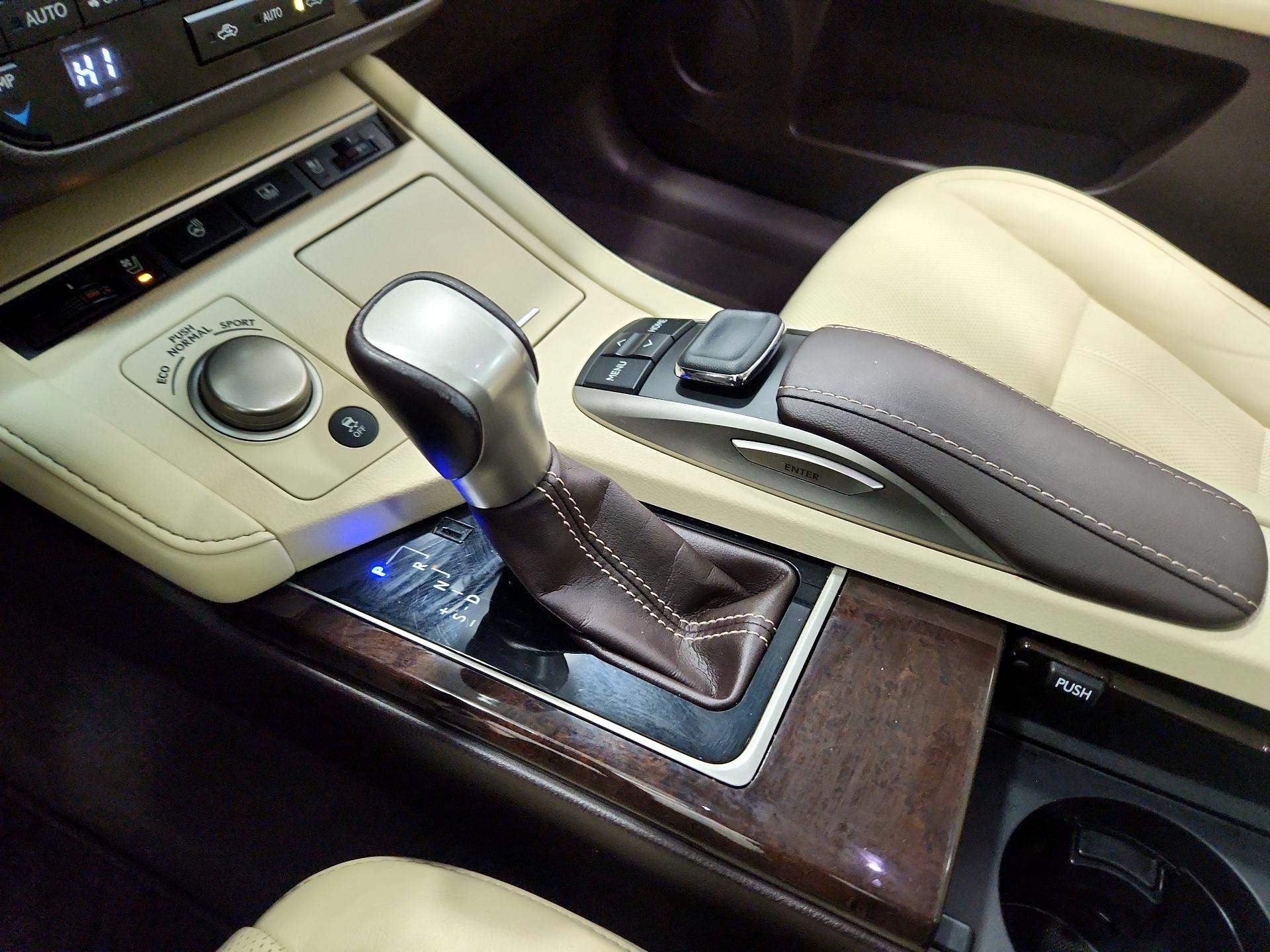 Thumbnail: 2016 Lexus ES - 18