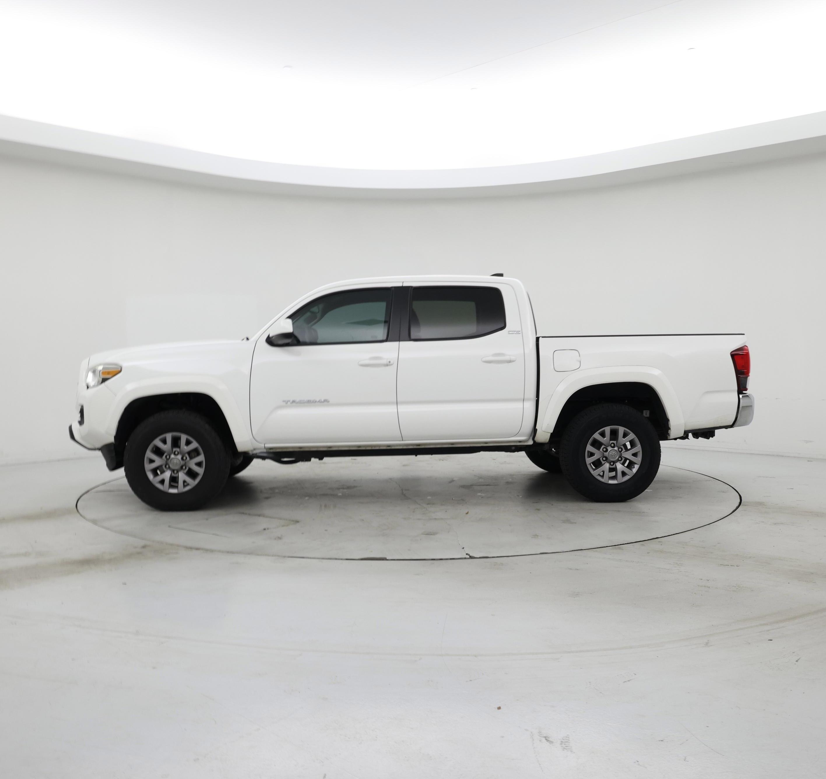 Thumbnail: 2019 Toyota Tacoma - 3