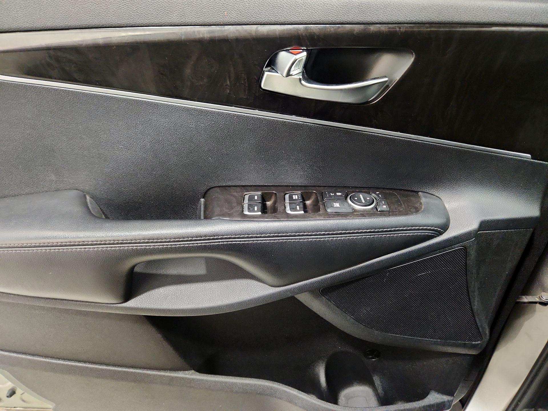 Thumbnail: 2016 Kia Sorento - 12