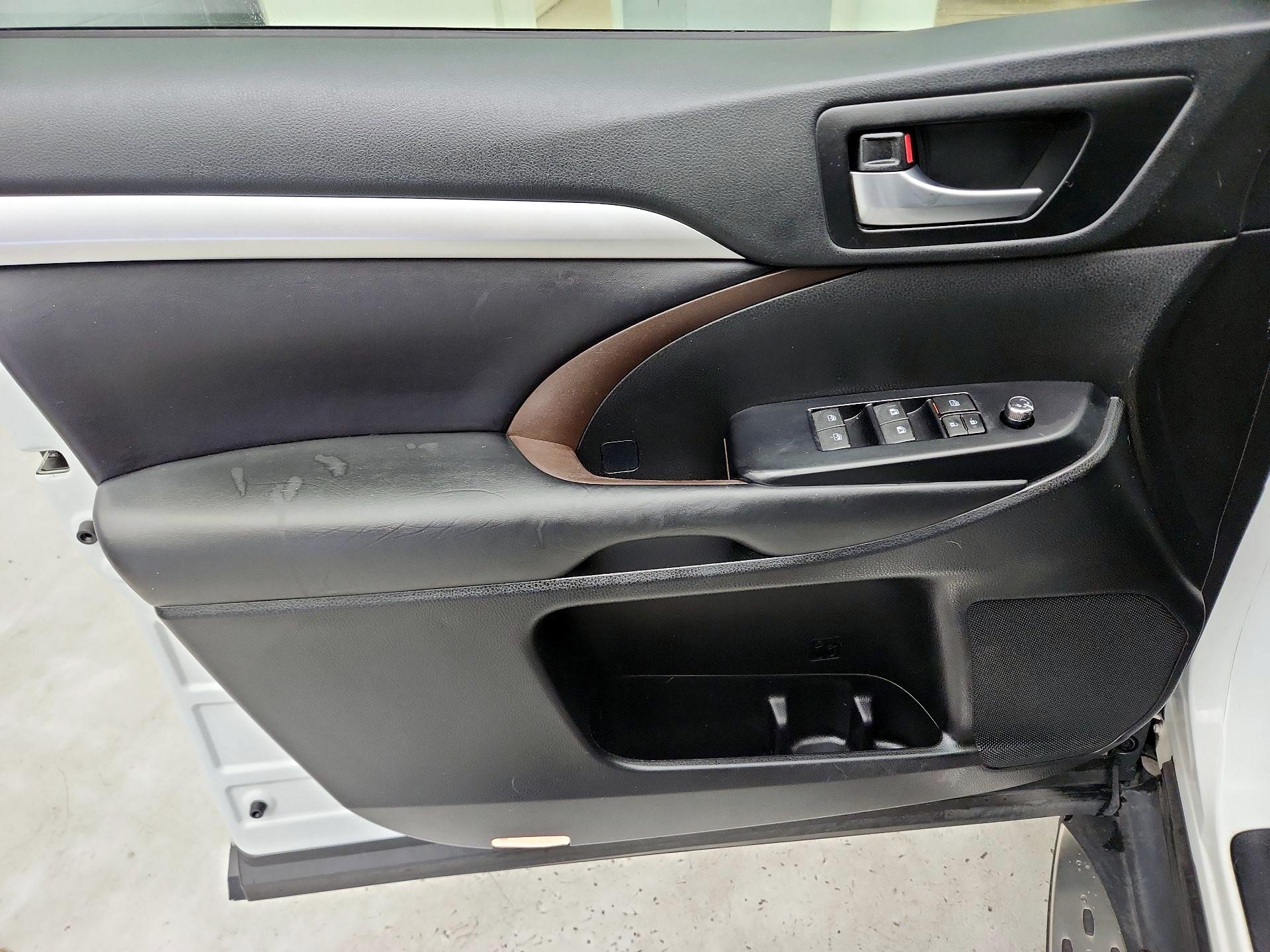 Thumbnail: 2019 Toyota Highlander - 12