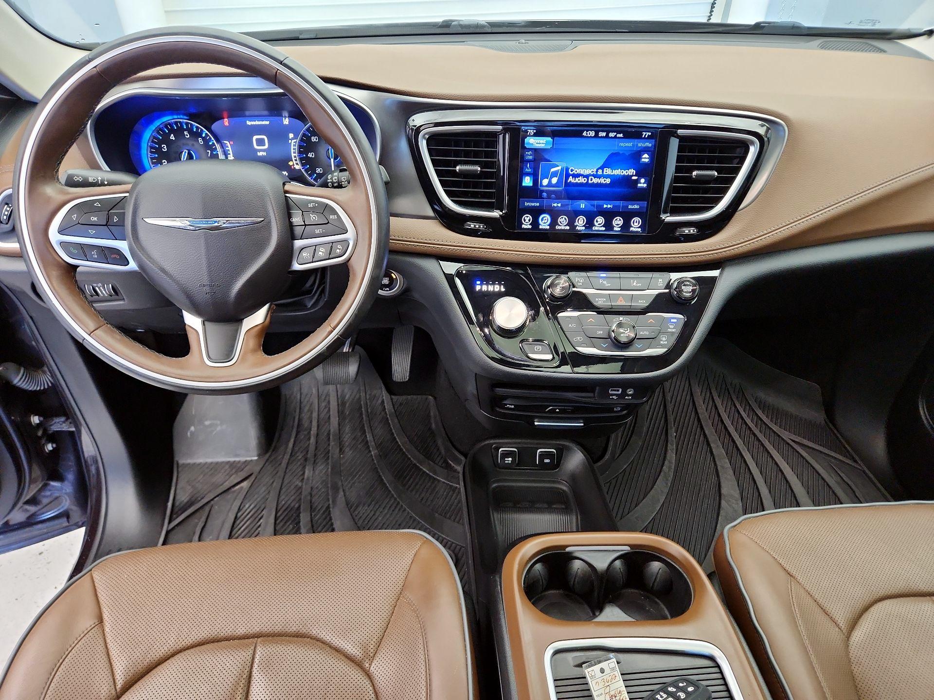 Thumbnail: 2017 Chrysler Pacifica - 9
