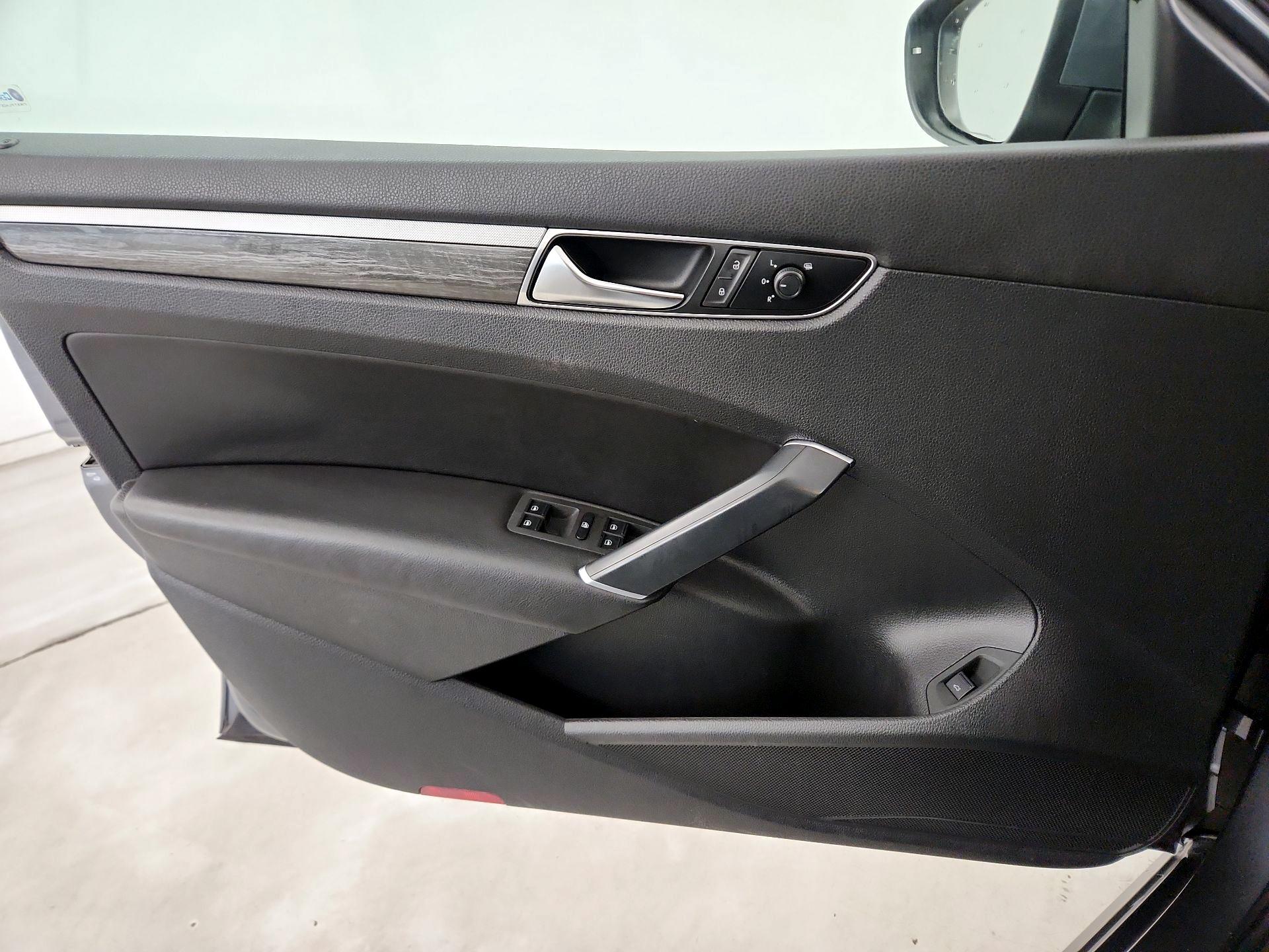 Thumbnail: 2018 Volkswagen Passat - 12