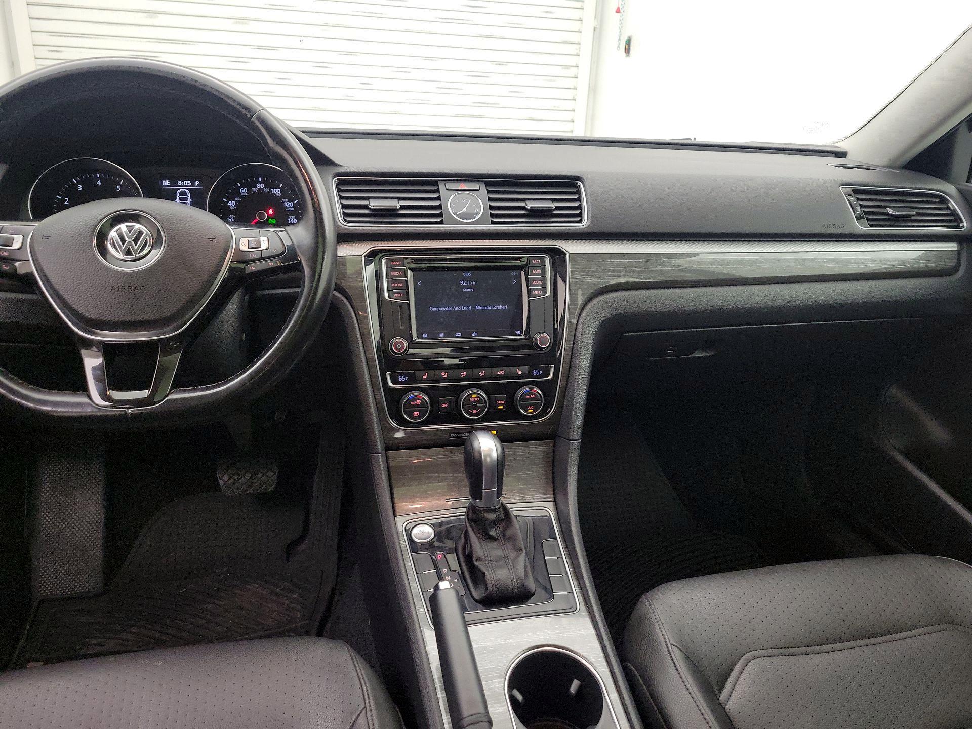 Thumbnail: 2017 Volkswagen Passat - 9