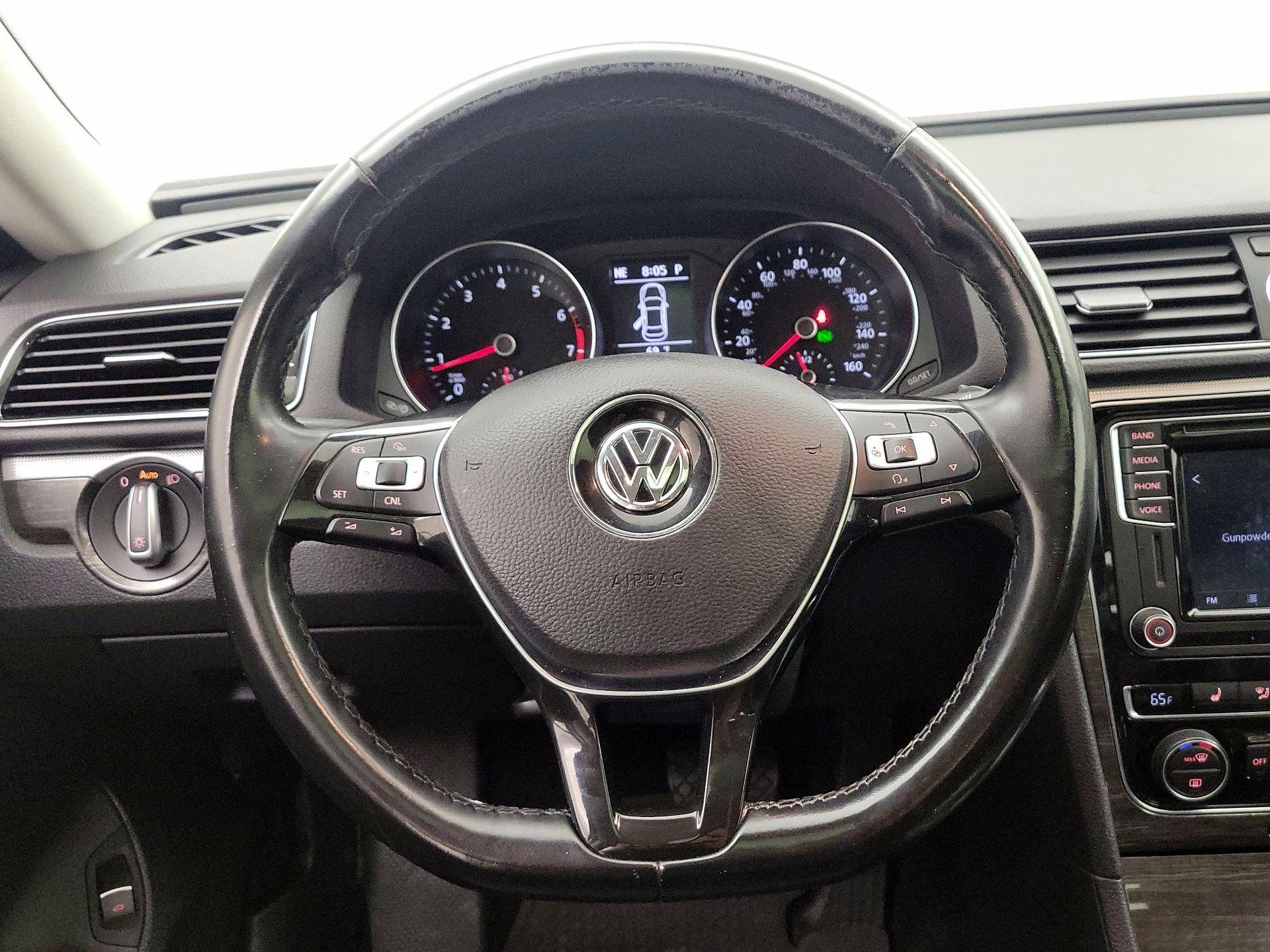 Thumbnail: 2017 Volkswagen Passat - 10