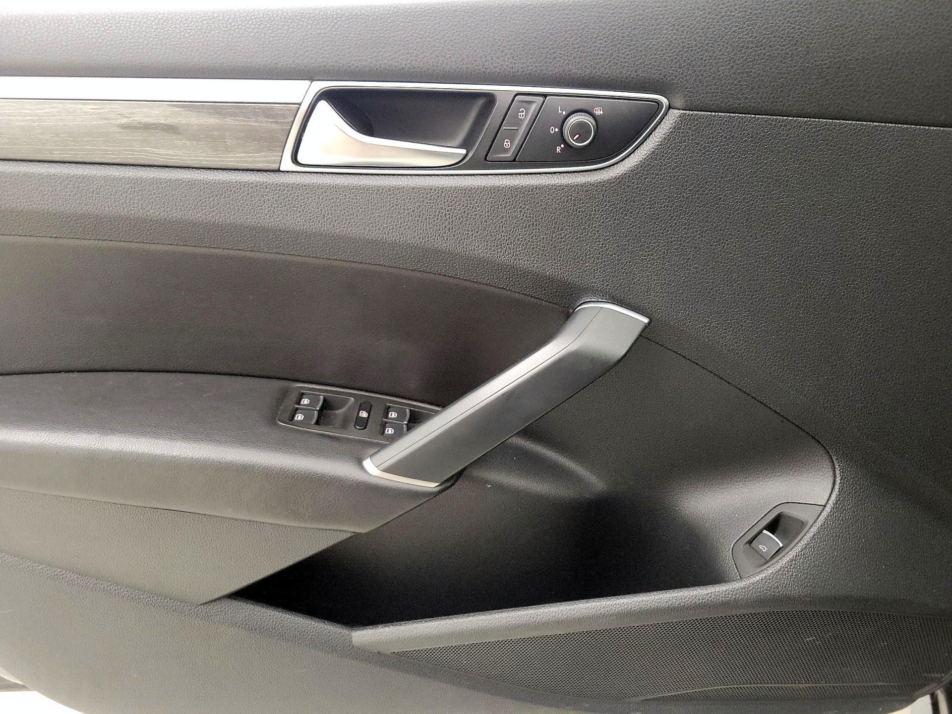 Thumbnail: 2017 Volkswagen Passat - 12