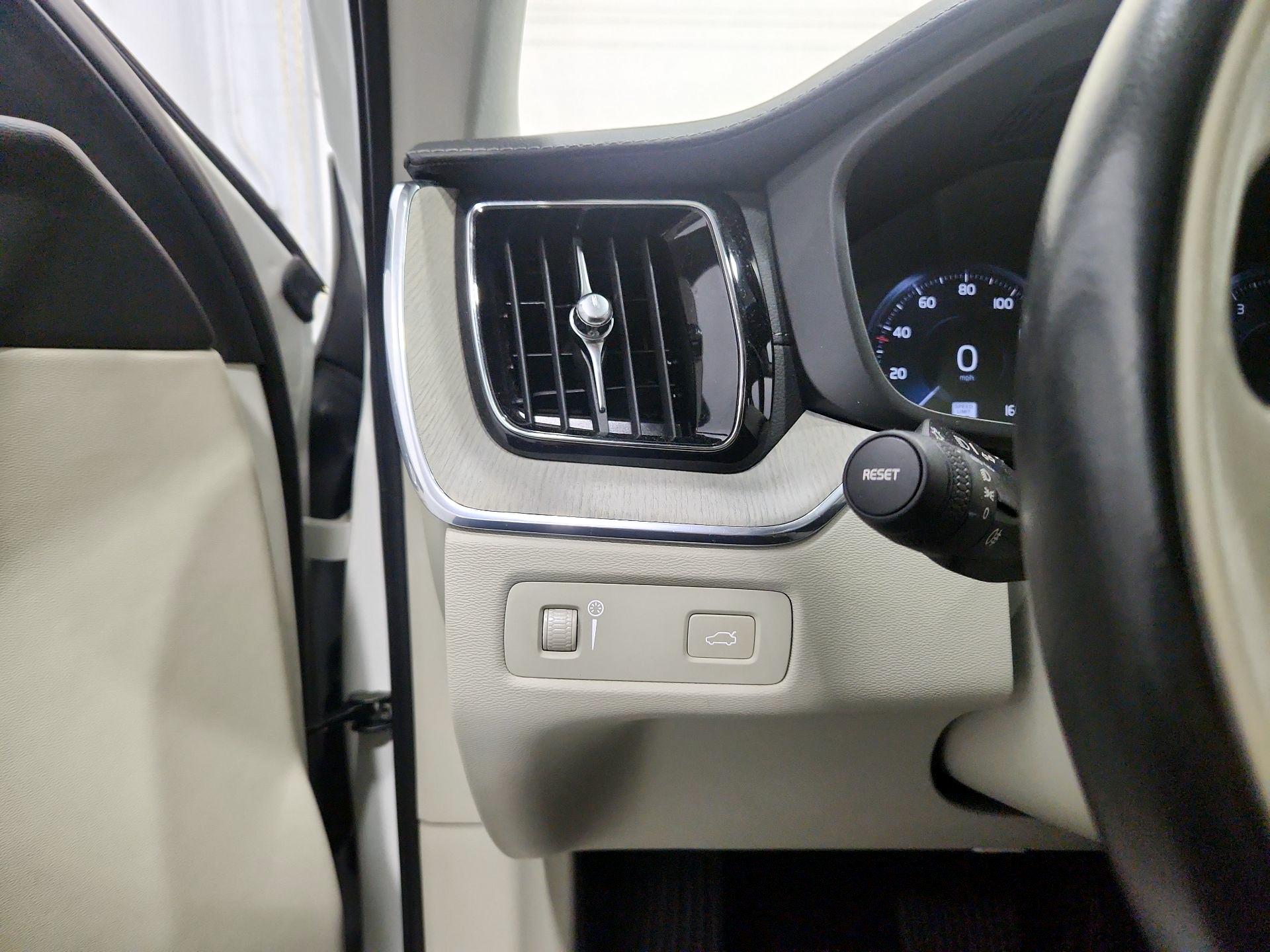 Thumbnail: 2021 Volvo XC60 - 13