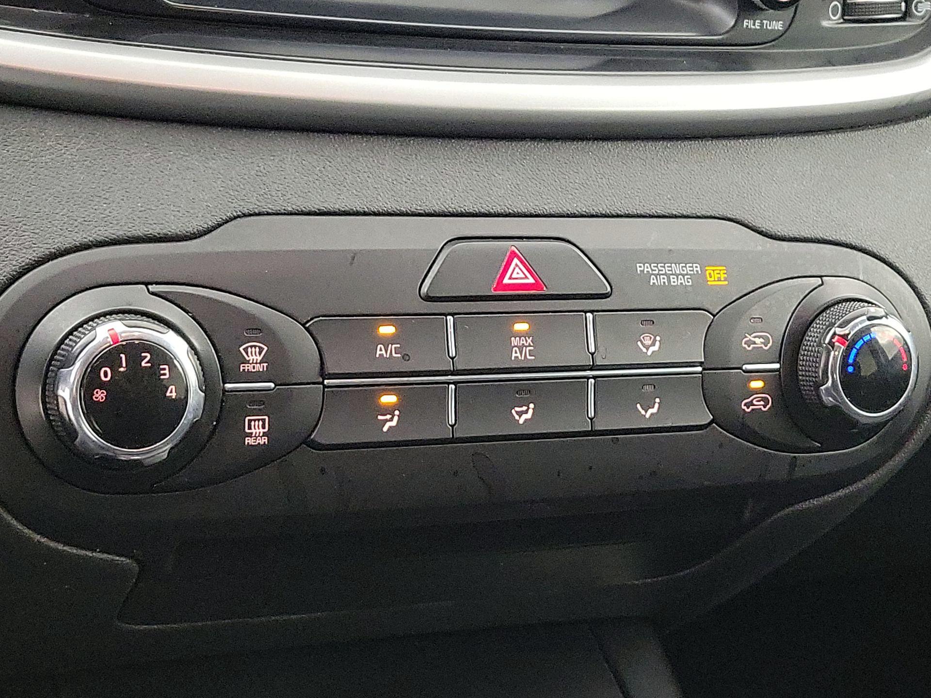 Thumbnail: 2019 Kia Sorento - 16