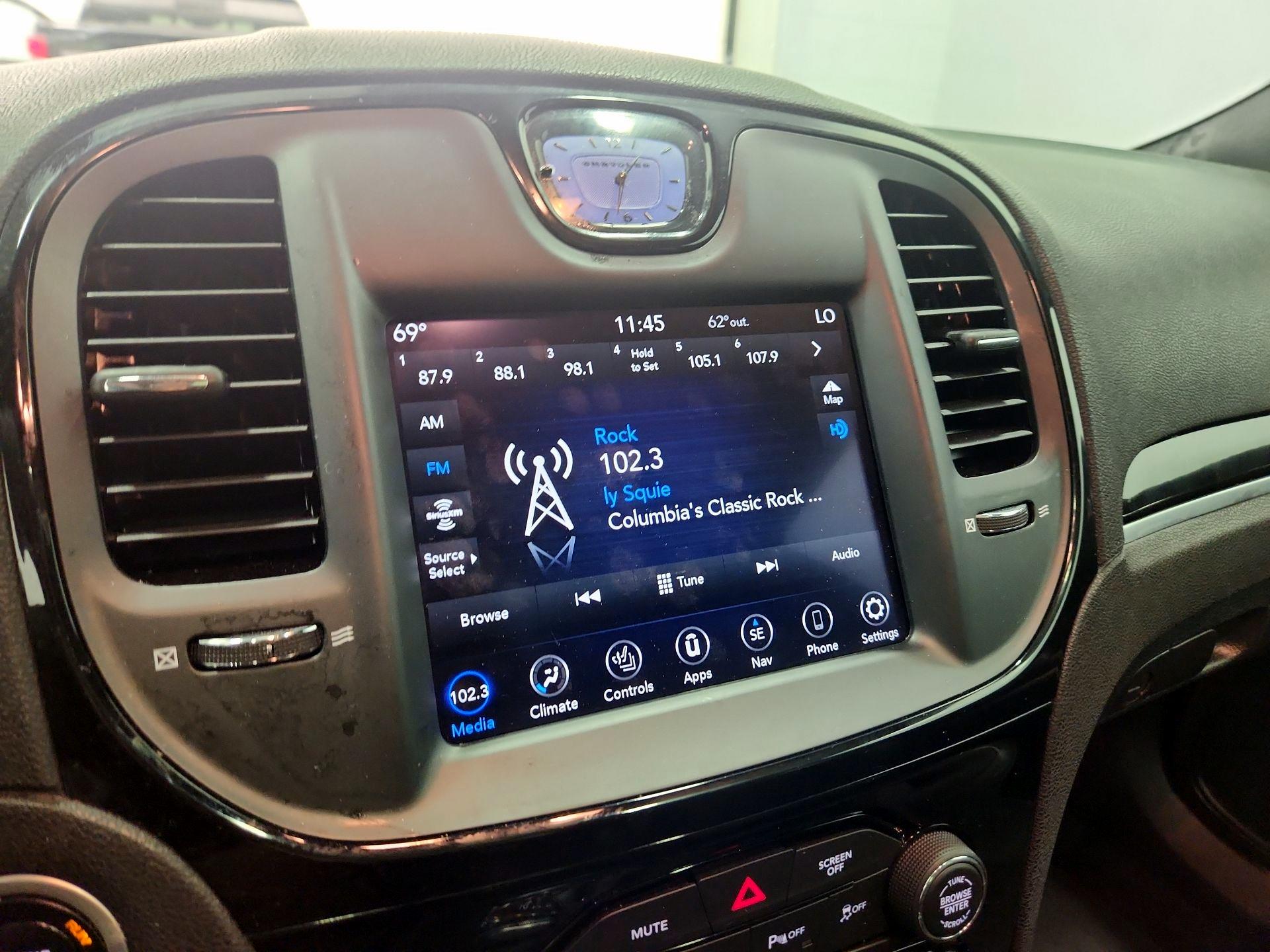 Thumbnail: 2023 Chrysler 300 - 16