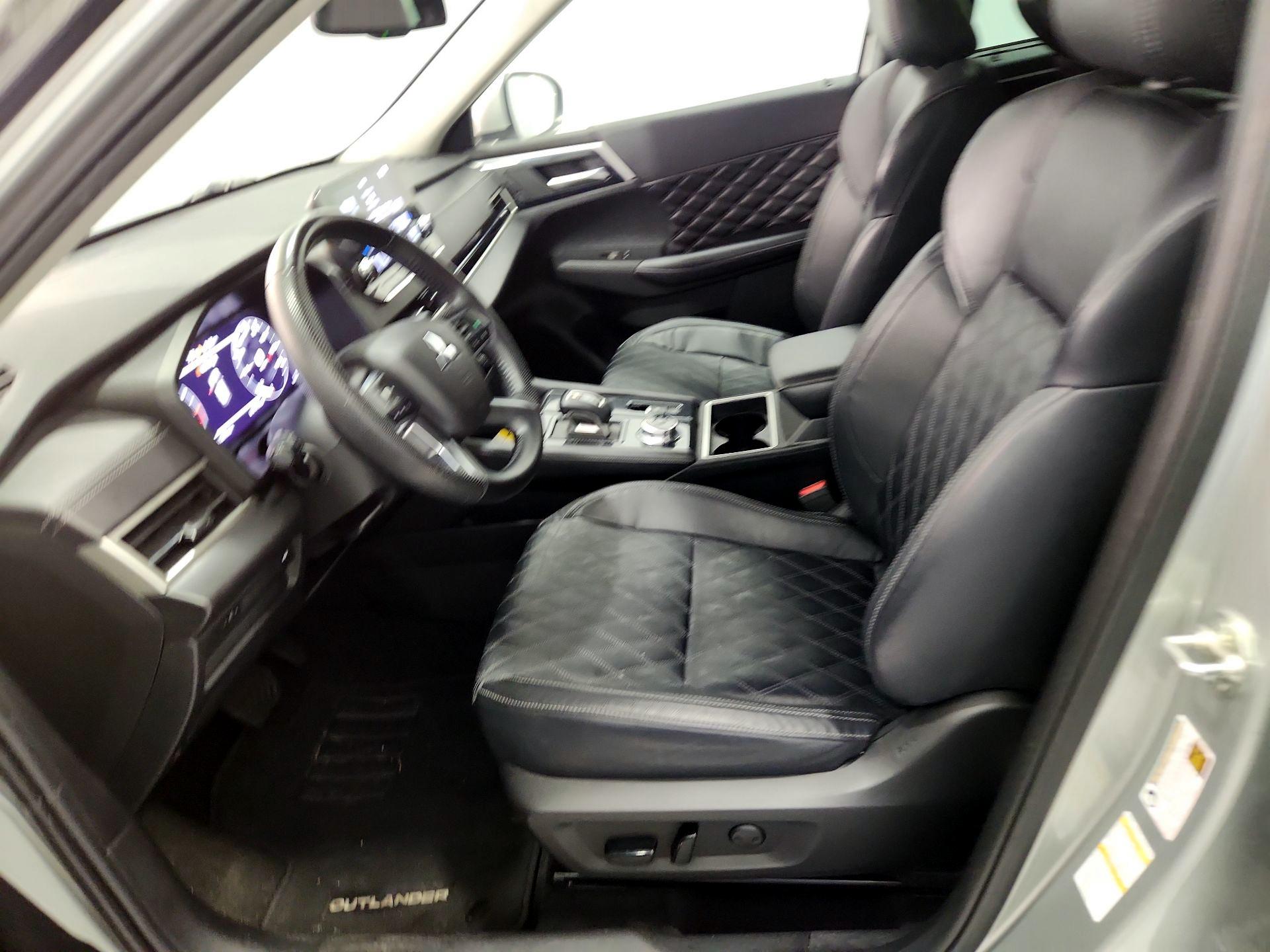 Thumbnail: 2023 Mitsubishi Outlander - 11