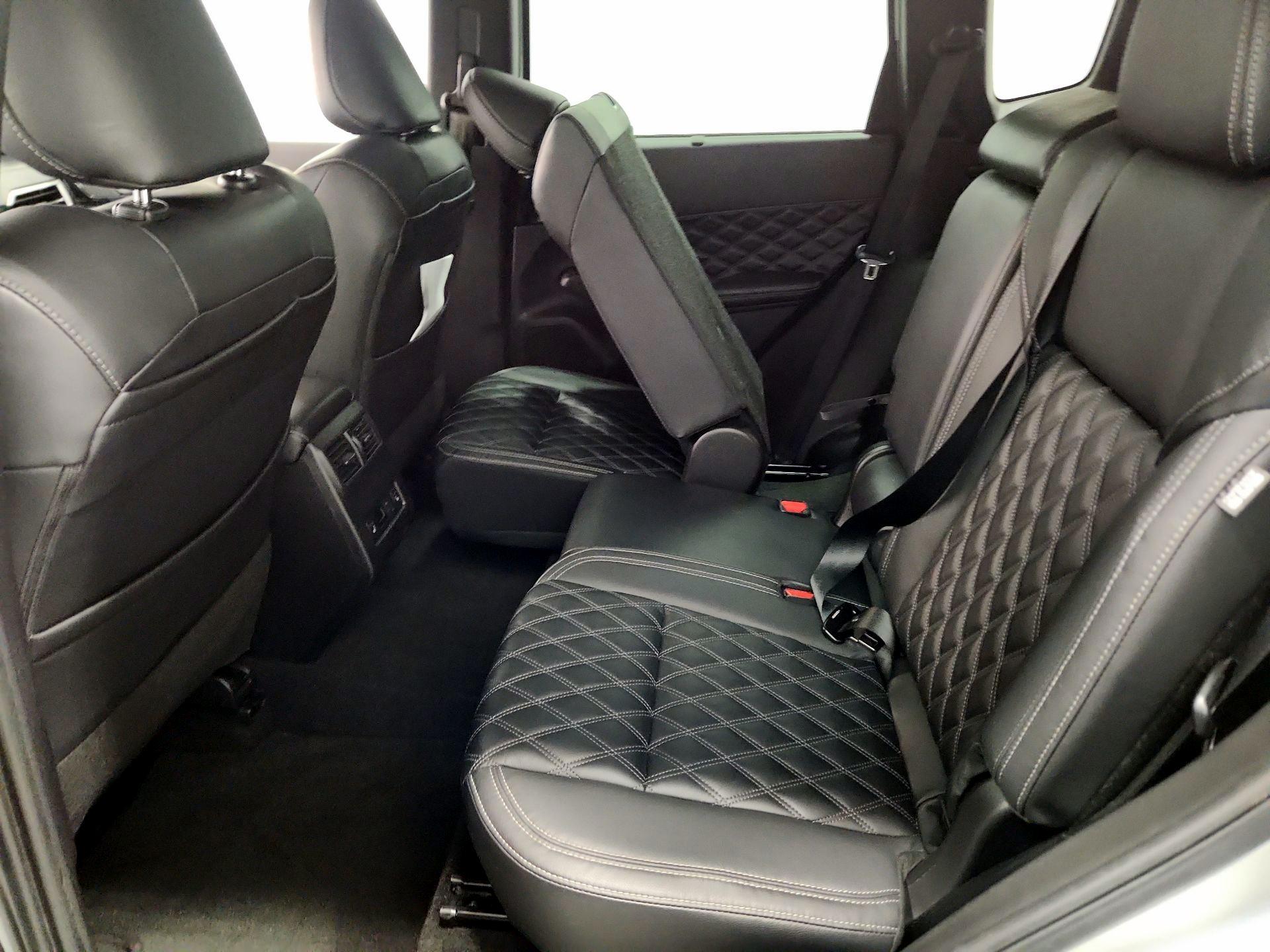 Thumbnail: 2023 Mitsubishi Outlander - 19